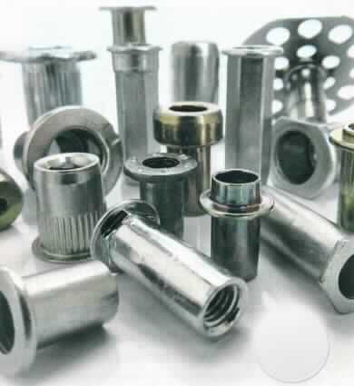Es handelt sich um Hohlerzeugnisse aus Aluminium mit rundem, gerändeltem oder sechskantförmigem Schaft mit metrischem Innengewinde (M3 - M6, M8, M10 oder M12) mit Flach- bzw. Senkkopf. Die Erzeugnisse werden mittels eines speziellen Werkzeuges in ein vorgegebenes Bohrloch eingedrückt und der Nietschaft wird ringförmig gestaucht. Das Gewinde verbleibt dauerhaft im Bohrloch. Die Erzeugnisse dienen in Verbindung mit einer Schraube als Niet- und gleichzeitige Schraubverbindung.
- Antragstellerangaben - 

Anlage siehe Abbildung.

Derartige Erzeugnisse gehören als "den Muttern ähnliche Waren" zur Codenummer 7616 1000 99 0 des Zolltarifs.