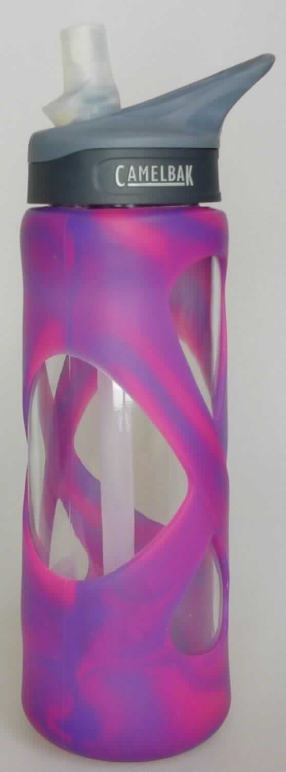 Flasche aus Glas, sog. Trinkflasche aus Glas mit Silikonüberzug, Foto siehe Anlage,
- zylinderförmige Flasche aus klarsichtigem Glas,
- - mit einem Schraubgewinde am oberen, offenen Ende,
- mit einem abschraubbaren Deckel aus Kunststoff,
- - mit einem ausklappbaren Trinkstutzen und innen mit einem Saugrohr aus Kunststoff ausgestattet,
- mit einem abnehmbaren, hosenträgerartigen Überzug aus Kunststoff (laut Antrag: Silikon) an der Flasche,
- das Glas bestimmt nach dem Umfang und seiner Bedeutung in Bezug auf die Verwendung den 
  wesentlichen Charakter der zusammengesetzten Ware, 
- mit einem Fassungsvermögen (Nenninhalt) von etwa 700 ml,
- mit einer Höhe von ca. 25 cm und einem Durchmesser von ca. 8 cm,
- zur Aufnahme von Getränken bei sportlichen Aktivitäten bestimmt.

"Flasche aus Glas, zu Transport- oder Verpackungszwecken, nicht aus Glasröhren hergestellt,
 für Nahrungsmittel und Getränke, aus nicht gefärbtem Glas, mit einem Nenninhalt von mehr als 0,33 l, 
 jedoch weniger als 1 l"