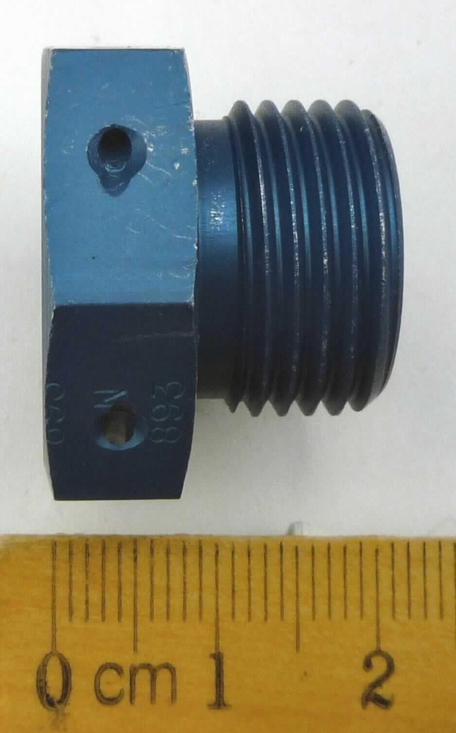 Muffe

Bei der Ware handelt es sich um ein metallisches Erzeugnis mit einer Durchlassvorrichtung für den Anschluss von Rohrleitungen (Muffe). Die Muffe besitzt an einer Seite einen Anschluss mit Außengewinde, auf der anderen Seite einen Außensechskant und ein Innengewinde. Als Material wird die blau eloxierte Aluminiumlegierung 7075-T73 angegeben. Ein Einbau in bestimmte Luftfahrzeuge erfolgt nicht.

Die Ware wird als Rohrverbindungsstück aus Aluminium von der Unterposition 7609 0000 90 der Kombinierten Nomenklatur erfasst.