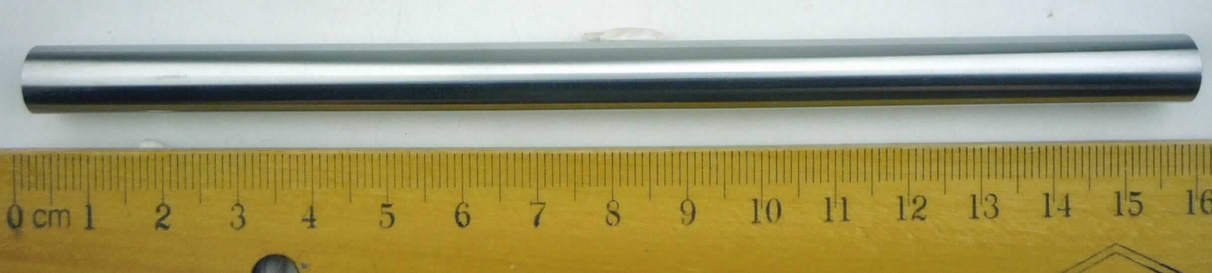 Rohr

Bei der Ware handelt es sich um ein silber metallisches Hohlerzeugnisse mit über die gesamte Länge gleich bleibendem, nur einen einzigen geschlossenen Hohlraum aufweisenden Querschnitt in Form eines Kreises (Rohr). Die Länge beträgt 158 mm, der Außendurchmesser ca. 9,5 mm und die Wandstärke ca. 1,6 mm. Als Material wird die Nickellegierung 718 mit einem gewichtsmäßig überwiegendem Nickelgehalt angegeben.

Die Ware wird als Rohr aus einer Nickelegierung von der Unterposition 7507 2100 00 der Kombinierten Nomenklatur erfasst.