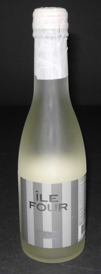 Sake mit Kohlensäure.

Antragsangaben (als zutreffend unterstellt): Sparkling Sake nach traditioneller Herstellungsart; ohne Alkoholzusatz; Alkoholgehalt: 6-7 %vol.

Beschaffenheit der vorgelegten Warenprobe: schwach gelbliche, klare, kohlensäurehaltige, unmittelbar trinkbare Flüssigkeit, leicht süß, säuerlich, schwach alkoholisch und leicht nach Sake schmeckend, abgefüllt in einer etikettierten 250 ml-Flasche aus mattiertem Glas, verschlossen mit einem Schraubverschluss. Etikettaufdruck (mehrsprachig, auszugsweise): "Sparkling Sake; Inhalt: Wasser 48%, Reis 40,8%, Koji 7,2%, Zucker 4%". 

Kohlensäureüberdruck (aphrometrisch): mehr als 1,5 bar.

Anderes gegorenes Getränk, kein Tresterwein, schäumend, kein Apfel- oder Birnenwein.