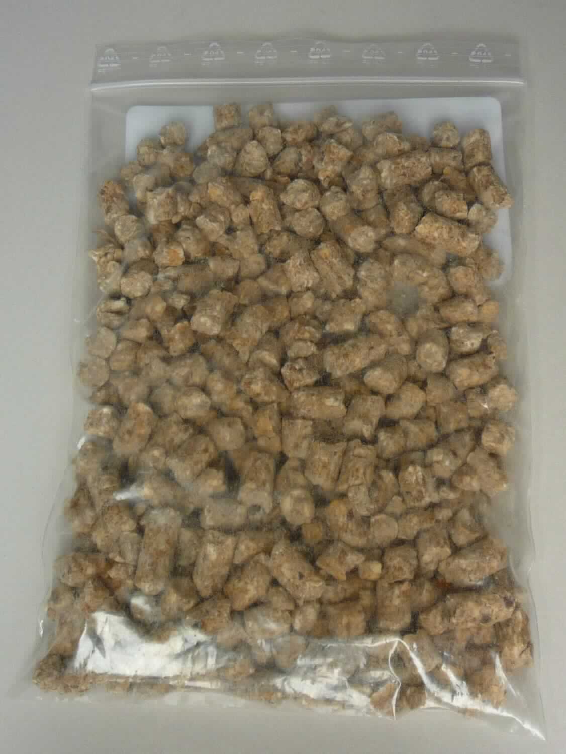 Süßkartoffel-Pellets 

Antragsangaben: 
Süßkartoffel-Pellets für Futtermittel. Bei dem Produkt handelt es sich um Süßkartoffel-Pellets, hergestellt aus 
Süßkartoffel-Mehl für die Verwendung als Futtermittel für Nutz- und Heimtiere. Die Ware ist nicht für den menschlichen Verzehr bestimmt/geeignet.

Beschreibung des vorgelegten Warenmusters:
Ca. 7 mm dicke zu Stücken unterschiedlicher Länge zerbrochene, zylindrische, hellbraune, harte Pellets mit hellen Sprenkeln, verpackt als Warenmuster in etikettiertem Plastikbeutel; Etikettaufdruck: "Süßkartoffel Pellets - Einzelfuttermittel - Single feed material".

Gemäß Antragsangaben wird die Ware nach Kundenwunsch in unterschiedlicher Aufmachung geliefert (950 kg Big Bags, Container, 25 kg-Säcke)

Süßkartoffeln (Bataten) in Form von Pellets