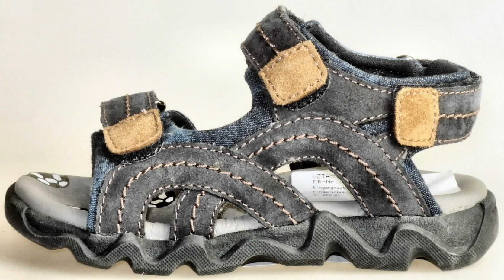 Freizeitsandalen (lt. Antrag: "Kinderschuh, Artikel-Nr. 67 228 01", Foto siehe Anlage)
- mit Laufsohlen aus (lt. Antrag) Kautschuk; ohne Hauptsohle aus Holz, 
- mit zehenfreiem Oberteil (nicht geschlossenes Blatt) aus Leder
  (den größten Teil der Außenfläche bildend) und Spinnstoff,
- mit Klettverschluss,
- ohne Metallschutz in der Vorderkappe,
- nicht den Knöchel bedeckend, 
- mit einer größten Höhe des Absatzes und der Sohle von weniger als 3 cm,
- mit einer Länge der Innensohle von weniger als 24 cm

"Schuhe mit Laufsohlen aus Kautschuk und Oberteil aus Leder, andere als in den UPos. 6403 1200 
bis 6403 9911 genannt, mit einer Länge der Innensohle von weniger als 24 cm"