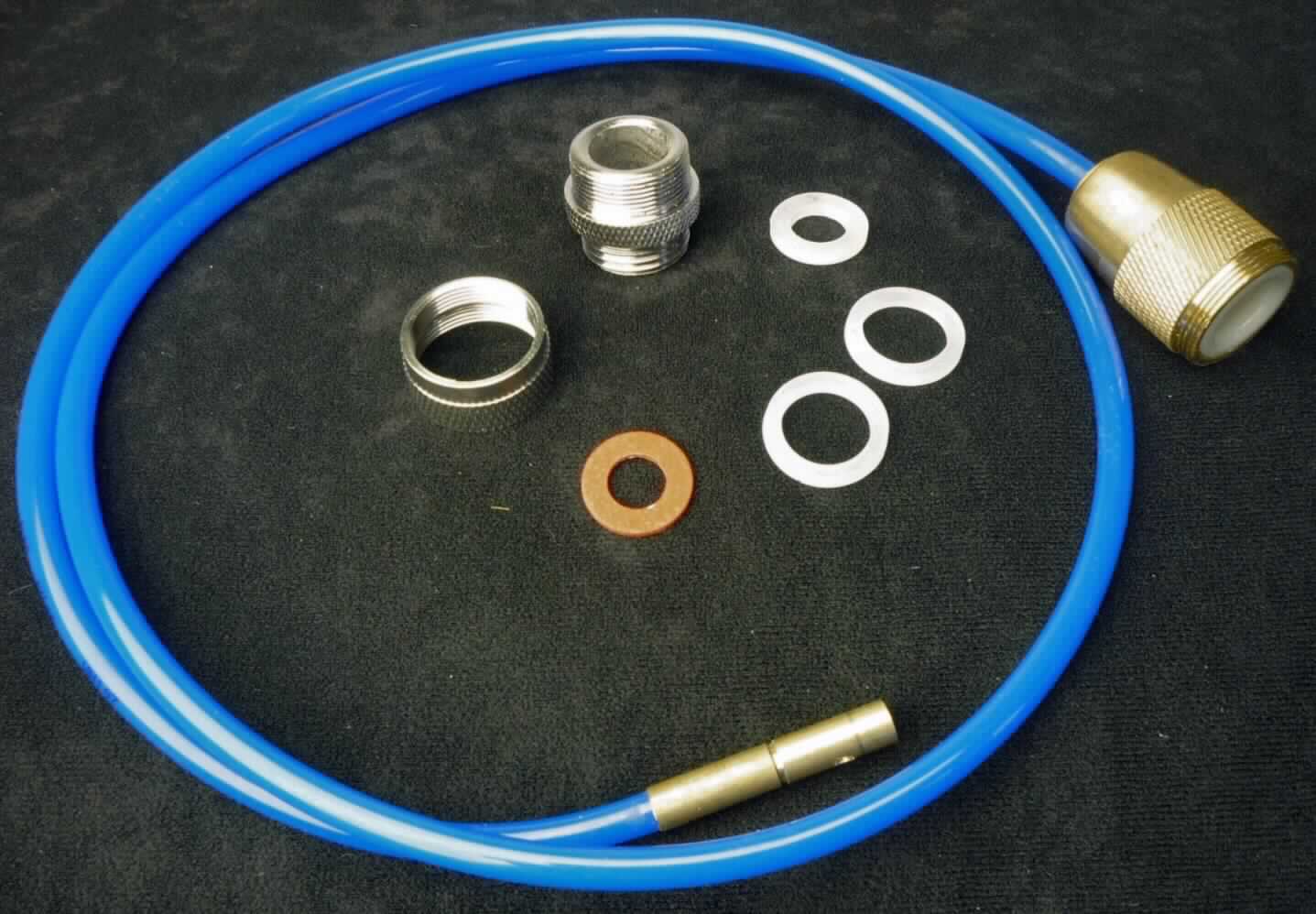 Angaben des Antragstellers:
Der Hochdruckabflussreiniger besteht aus einer Messinganschlussverschraubung für den Auslauf der Armatur und dem dazugehörigen Druckschlauch aus Kunststoff mit angeschlossener Spritzdüse aus Messing.

Untersuchungsergebnisse an einem Warenmuster:
Warenzusammenstellung in Aufmachung für den Einzelverkauf auf einer blauen, bedruckten Pappe, bestehend aus einem blauen, biegsamen Kunststoffschlauch mit einem Messinganschlussstück mit integriertem Rückschlagventil sowie einer sogenannten Spritzdüse ohne Einstellmöglichkeiten (Länge: ca. 128 cm; Durchmesser: ca. 5 mm), zwei Adapterelementen und vier unterschiedlichen Dichtungen.

Befund:
Es liegt ein biegsamer Kunststoffschlauch im Sinne der Position 3917 vor.
Die Ware stellt sich nicht als Ventil der Position 8481 dar, weil das Rückschlagventil für die Verwendung der Ware nur von untergeordneter Bedeutung ist.