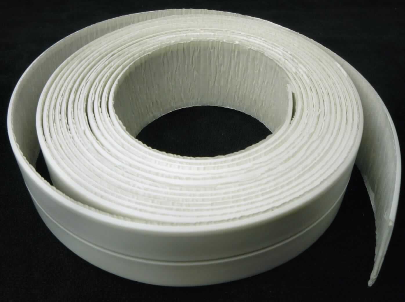 Angaben des Antragstellers:
Selbstklebendes Abdichtband zum Abdichten von Ritzen und Zwischenräumen im Badezimmerbereich.
320 cm Länge; 2,8 cm Breite.

Untersuchungsergebnisse an einem Warenmuster:
Weißer Kunststoffstreifen (Ethylen-Propylen-Copolymer) mit einer mittig, in Längsrichtung verlaufenden Prägung (Breite: ca. 2,8 cm). Der Streifen ist einseitig mit einer weißen, selbstklebenden Masse (EPDM-Kautschuk) und einem weißen Schutzpapier versehen (siehe Abbildung).
Der Streifen befindet sich in einer klarsichtigen Kunststoffverpackung mit einer blauen Pappeinlage mit Produktinformationen.

Befund:
Es liegt ein selbstklebender Kunststoffstreifen im Sinne der Position 3919 vor.