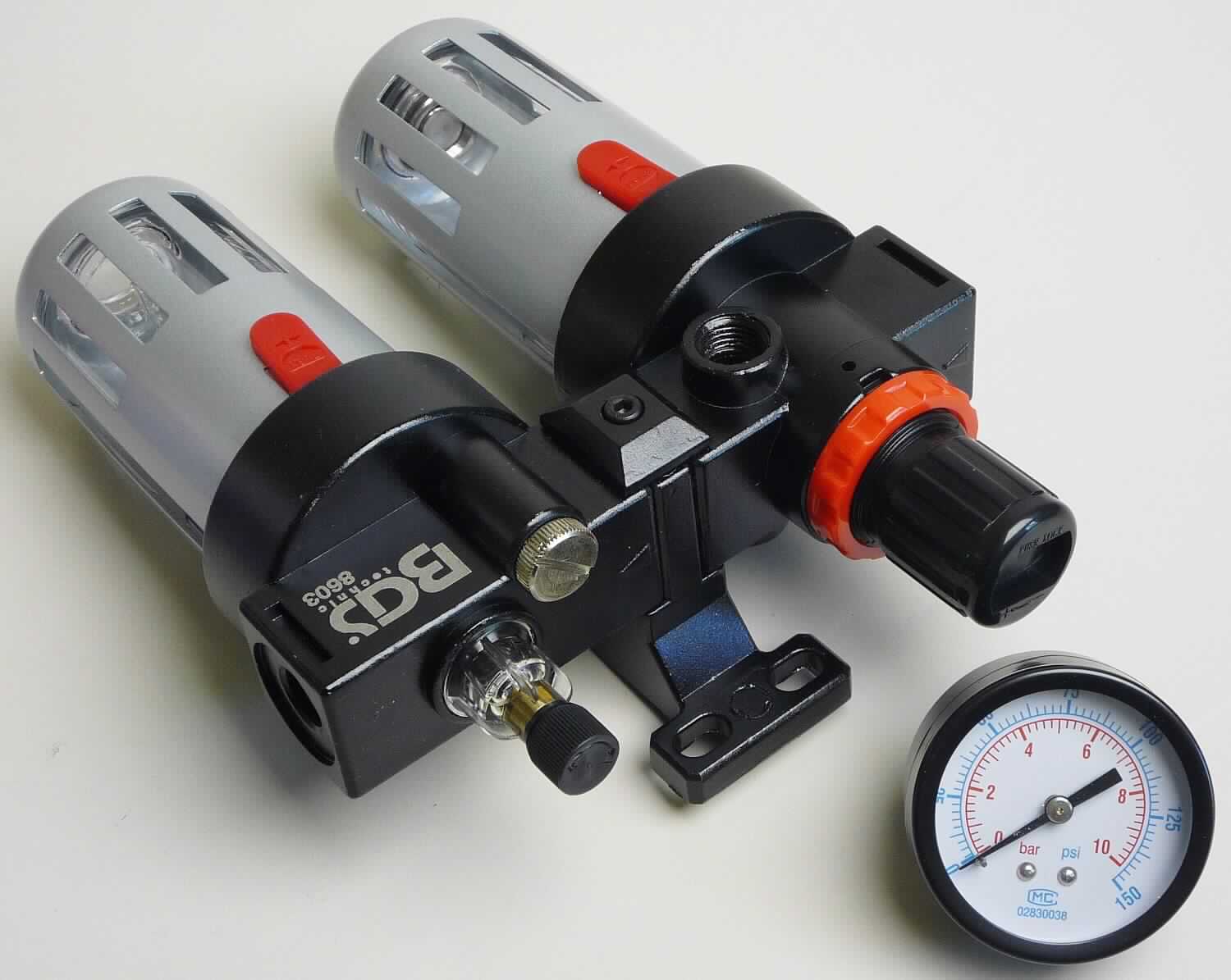 Bei der als Druckluft-Filter/Öler-Einheit bezeichneten Ware handelt es sich um eine kombinierte Maschine zur Verwendung in industriellen Druckluftsystemen, bestehend aus einem Filterelement mit Abscheidebehälter und Ablassventil, einem Öler mit Vorratsbehälter und einem Druckregler mit Manometer. Die Ware dient zur manuellen Einstellung eines vorgegebenen Druckes (Druckreduzierung), zur gleichzeitigen Abscheidung von Flüssigkeiten und Feststoffteilchen, welche in dem Sammelbehälter aufgefangen werden und zur Einleitung von Öl, wodurch Druckluftgeräte kontinuierlich geschmiert werden. Die das Ganze kennzeichnende Haupttätigkeit wird durch das Druckminderventil bestimmt.

Die teilweise noch nicht zusammengesetzte Ware ist in einem bedruckten Pappkarton verpackt.

Die Ware wird als "Druckminderventil, kombiniert mit Filter und Öler, nicht für bestimmte Luftfahrzeuge" eingereiht.