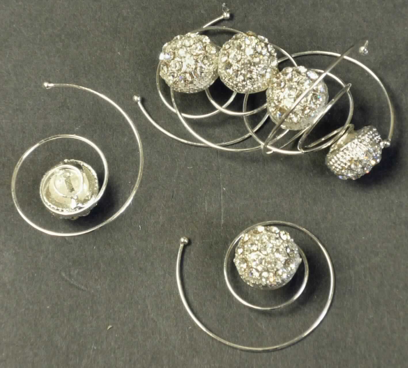 Es handelt sich um Haarschmuck in Gestalt eines spiralförmig gewundenen Drahtes, der auf der Oberseite mit einer angebrachten Halbkugel verziert ist. Die Halbkugel ist mit Strasssteinen dekoriert.

Der Haarschmuck ist zu 6 Stück in einer klarsichtigen Kunststofftüte verpackt und als "haarnadelähnliche Ware" einzureihen.