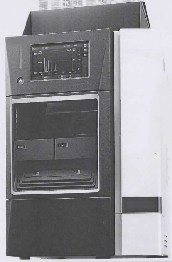 Flüssigkeitschromatograf in Form einer kombinierten Maschine bestehend aus einem Flüssigkeitschromatografen (kennzeichnende Haupttätigkeit) und einem Autosampler in einem Gehäuse. Der Chromatograf besteht im Wesentlichen aus einem Detektor, einem Säulenofen, einer Pumpe und einer Steuerungseinheit mit einem LC-Display (beispielhafte Abbildung: siehe Anlage).
Das Gerät dient mittels UHPLC-Trennung (Hochleistungsflüssigkeitschromatographie) der Analyse von Stoffen und Stoffgemischen.
Die Ware wird als "Gerät für physikalische oder chemische Untersuchungen, als Chromatograf" eingereiht.