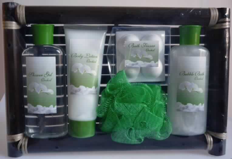 Zubereiteter Badezusatz; Pflegeset Wellness

Bei der vorliegenden Ware handelt es sich um eine Warenzusammenstellung bestehend aus einer Kunststoffflasche (Inhalt 190 mL) Schaumbad, einer Packung mit vier kleinen Badekugeln (je 15 g), einer Kunststoffflasche (Inhalt 190 mL) Duschgel, einer Kunststofftube (Inhalt 120 mL) Bodylotion und einem Netzschwamm, die zusammen auf einem rechteckigen Bambustablett für den Einzelverkauf aufgemacht sind und zur Körperreinigung und -pflege verwendet werden.
Charakterbestimmender Bestandteil sind die Badezusätze auf Grund der Menge und des Wertes. Das Bambustablett stellt auf Grund seiner Beschaffenheit ein Aufbewahrungsbehältnis dar und hat darüber hinaus keine Funktion.

Zolltariflich handelt es sich um einen zubereiteten Badezusatz der Position 3307 der Kombinierten Nomenklatur.