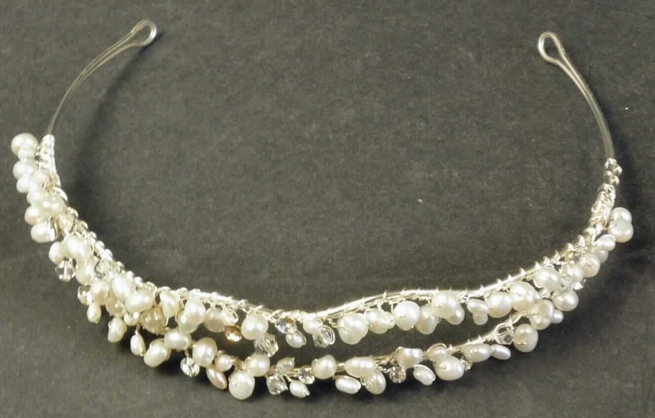 Es handelt sich um als Haarschmuck zu verwendende Erzeugnisse in Form von Haarreifen aus Draht aus unedlem Metall, die an den Enden schlaufenförmig ausgearbeitet sind. Die Erzeugnisse sind mit Süßwasserperlen, Perlen aus Kunststoff und Strass-Steinen verziert. Die Zierelemente sind mittels Draht aus unedlem Metall an den Haarreifen befestigt. 
Die Erzeugnisse sind in einem Kunststoffbeutel verpackt.
- Antragstellerangaben - 


Abbildung siehe Anlage.

Derartige Erzeugnisse gehören als "Waren aus echten Perlen oder Zuchtperlen" zum TARIC-Code 7116 1000 00.