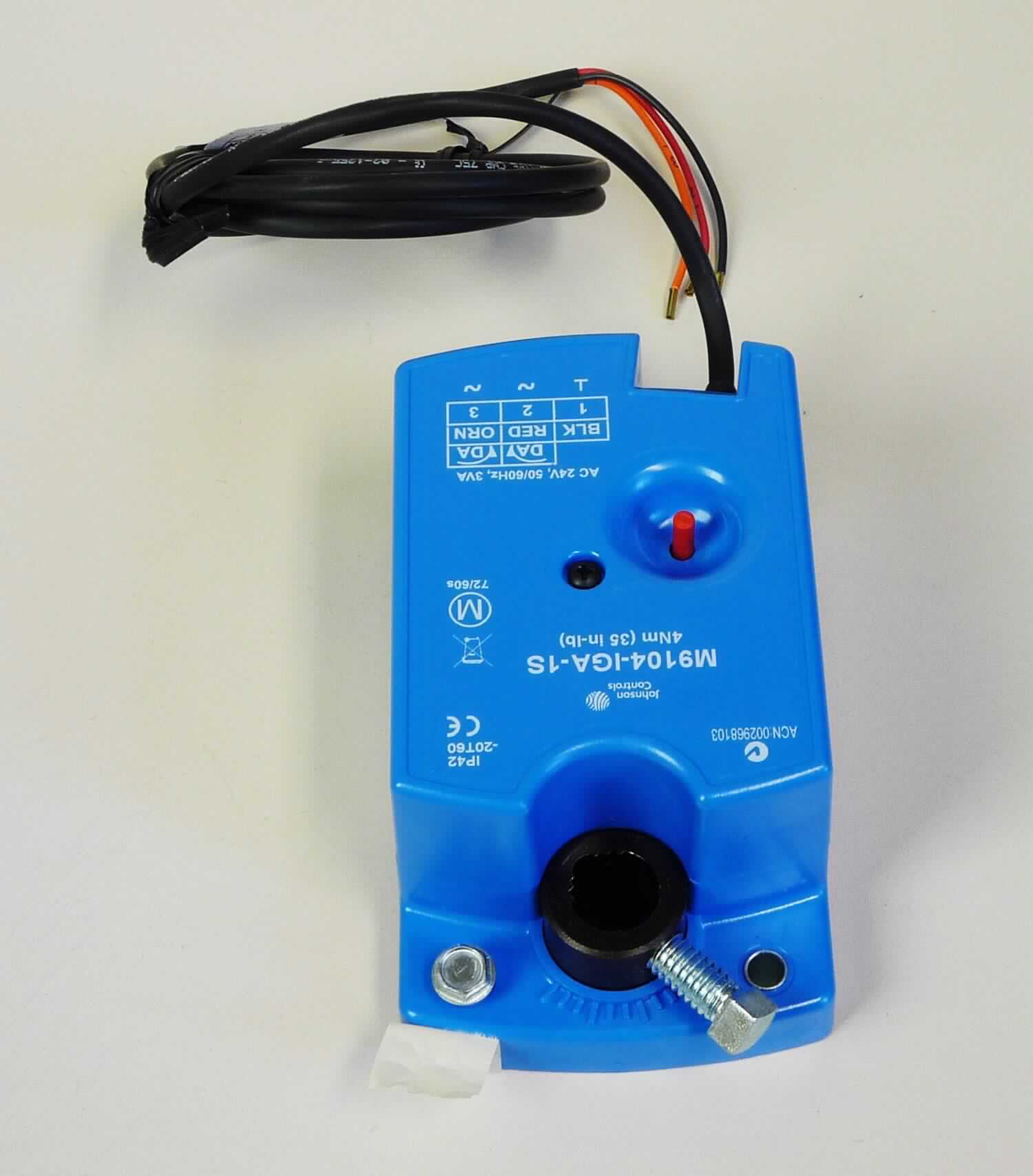Kompakt Stellmotor M9104-IGA-1S mit 4 Nm,
im Wesentlichen bestehend aus 
- einem Wechselstromschrittmotor (Synchronmotor) mit einer Versorgungsspannung von 24 VAC und einer Leistung von ca. 12 W, mit einem Durchmesser von ca. 35 mm, 
in Kombination mit 
- einem Zahnradübersetzungsgetriebe und einer Hohlwelle 
- sowie einer Steuerungselektronik, 
in einem quaderförmigen Kunststoffgehäuse mit dreiadrigem Anschlusskabel,
Die Ware wird zum Öffnen und Schließen von Klappen in Lüftungs- und Klimaanlagen verwendet.
Der Schrittmotor übt die das Ganze kennzeichnende Haupttätigkeit aus. 
Die Ware ist in einem Pappkarton verpackt.

Das Erzeugnis wird als "Elektromotor, mit einer Leistung von 37,5 W oder weniger, Synchronmotor (Schrittmotor) mit einer Leistung von 18 W oder weniger, nicht für zivile Luftfahrzeuge - Stellmotor" eingereiht.

Anlage: 1 Abbildung
