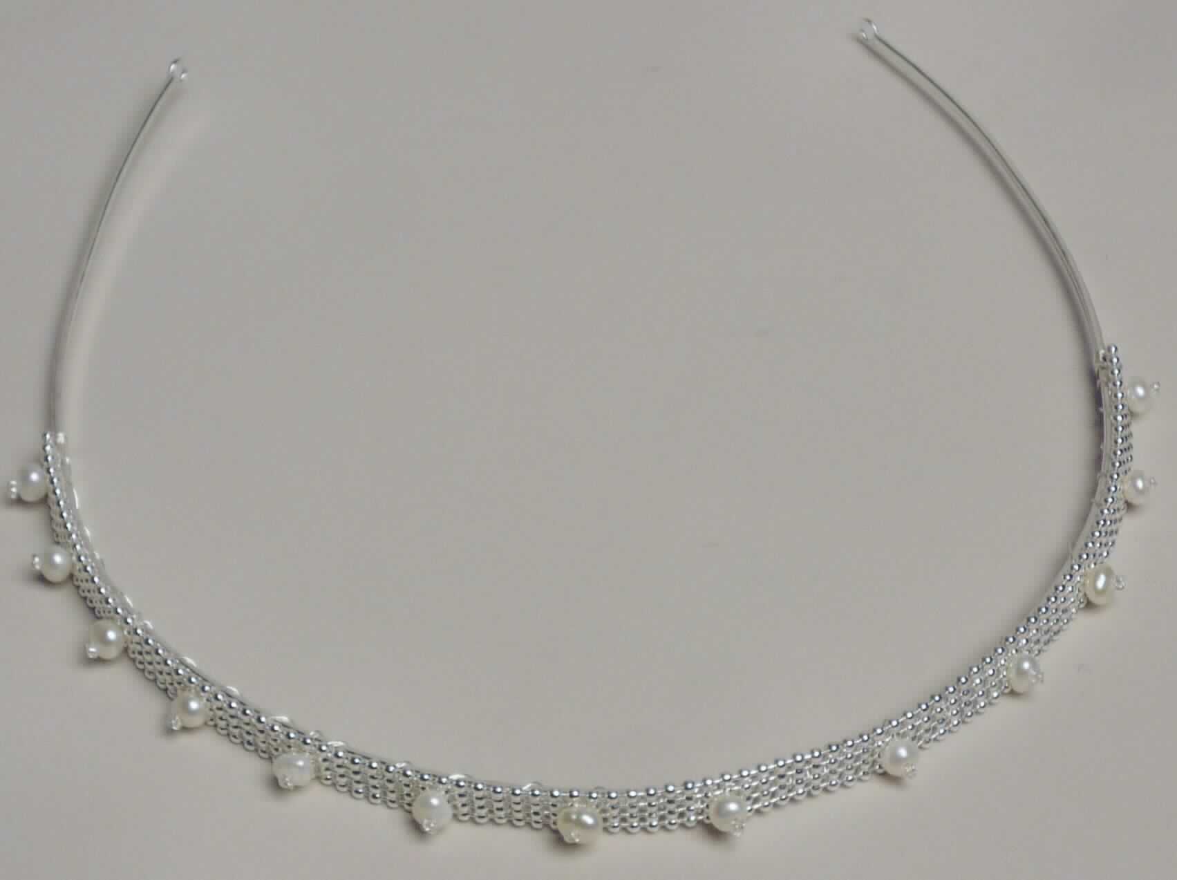 Es handelt sich um als Haarschmuck zu verwendende Erzeugnisse in Form von Haarreifen aus unedlem Metall, die an den Enden ösennförmig ausgearbeitet sind. Die Erzeugnisse sind mit parallel zueinander angeordneten, mittels Stegen miteinander verbundenen, kleinen Kugeln aus unedlem Metall, auf die in regelmäßigen Abständen Süßwasserperlen aufgesetzt sind, verziert. Die Zierelemente sind mittels Draht aus unedlem Metall an den Haarreifen befestigt. 
Die Erzeugnisse sind in einem Kunststoffbeutel verpackt.
- Antragstellerangaben - 


Abbildung siehe Anlage.

Derartige Erzeugnisse gehören als "Waren aus echten Perlen oder Zuchtperlen" zum TARIC-Code 7116 1000 00.