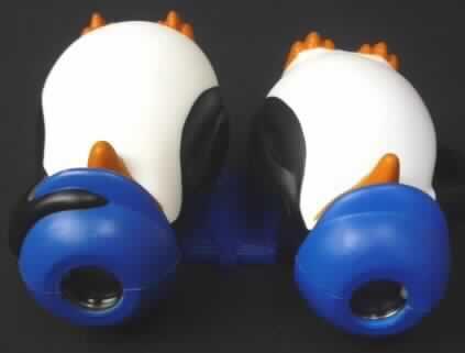 Fernglas, sog. Motiv "Transforming Binoculars" der Aktion "Mc Donald's - The Pinguins of Madagascar 2010", im Wesentlichen bestehend aus einem ca. 9 cm langen Kunststoffgehäuse in Form zweier durch einen Steg miteinander verbundener, starrer, mit Helmen versehener Pinguinfiguren mit einem Objektiv-/Frontlinsendurchmesser von ca. 2,2 cm. Der Abstand der Austrittspupillen der beiden Okulare (sog. Pupillendistanz) lässt sich durch "Knicken" des Fernglases am Gelenk (Steg) zwischen den beiden Fernglashälften verstellen und so an den Augenabstand des jeweiligen Benutzers anpassen. 

Die in einem Polyethylenbeutel verpackte Ware dient der Vergrößerung und somit möglichen Beobachtung von weit entfernten oder kleinen Objekten.

Ein Bild der Ware befindet sich im Internet unter 
http://ec.europa.eu/taxation_customs/dds/ebticau_de.htm.