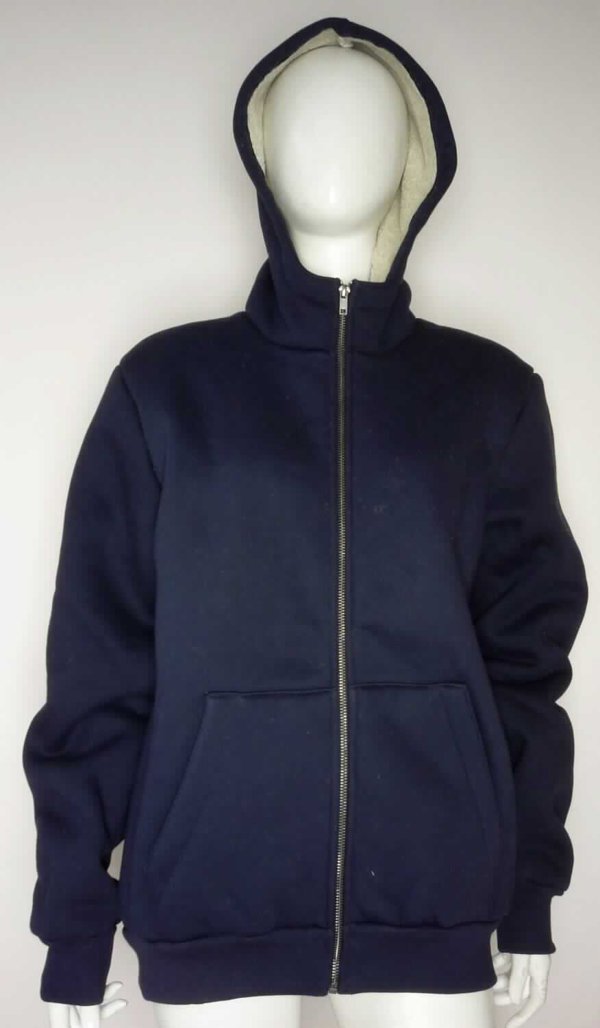 Blouson, sog. Kapuzenpulli, Hoody, Art. RSAJS4397, Größe M, Foto siehe Anlage,
- aus einem ca. 3,0 mm dicken, zweilagigen, durch Kleben miteinander verbundenen Flächenerzeugnis mit einer 
  Außenlage aus einfarbigen Gewirken aus laut Antrag 100 % Baumwolle und einer Innenlage aus Plüschgewirken 
  aus laut Antrag 80 % Polyester und 20 % Acryl (beides synthetische Chemiefasern),
- über den Schritt reichend (Rückenlänge: ca. 70 cm),
- mit einer Kapuze,
- vorn mit einer durchgehenden Öffnung mit Reißverschluss,
- ohne Hinweise auf den Trägerkreis (unisex),
- mit langen Ärmeln, die über den unteren Rand des Kleidungsstücks hinausreichen; an den Ärmelenden mit 
  angesetzten, verengenden Bündchen,
- mit zwei aufgesetzten Taschen (sog. Kängurutaschen) unterhalb der Taille,
- am unteren Rand mit einem angesetzten, verengenden Bund,
- erfüllt die Merkmale zur Einreihung als Blouson, somit kein Pullover,
- im Hinblick auf das äußere Erscheinungsbild überwiegen die Gewirke aus Baumwolle, im Hinblick auf die Dicke
  überwiegen die Gewirke aus synthetischen Chemiefasern, im Hinblick auf den Umfang sind die Gewirke als 
  gleichrangig zu betrachten; keines der Flächenerzeugnisse kann daher als i. S. d. AV 3 maßgebendes
  Flächenerzeugnis betrachtet werden, die Ware ist somit der von den gleichermaßen in Betracht kommenden
  Unterpositionen (6102 20 / 6102 30) in der Nomenklatur zuletzt genannten Unterposition zuzuweisen.

"Blouson, aus Gewirken, für Frauen, aus Chemiefasern"