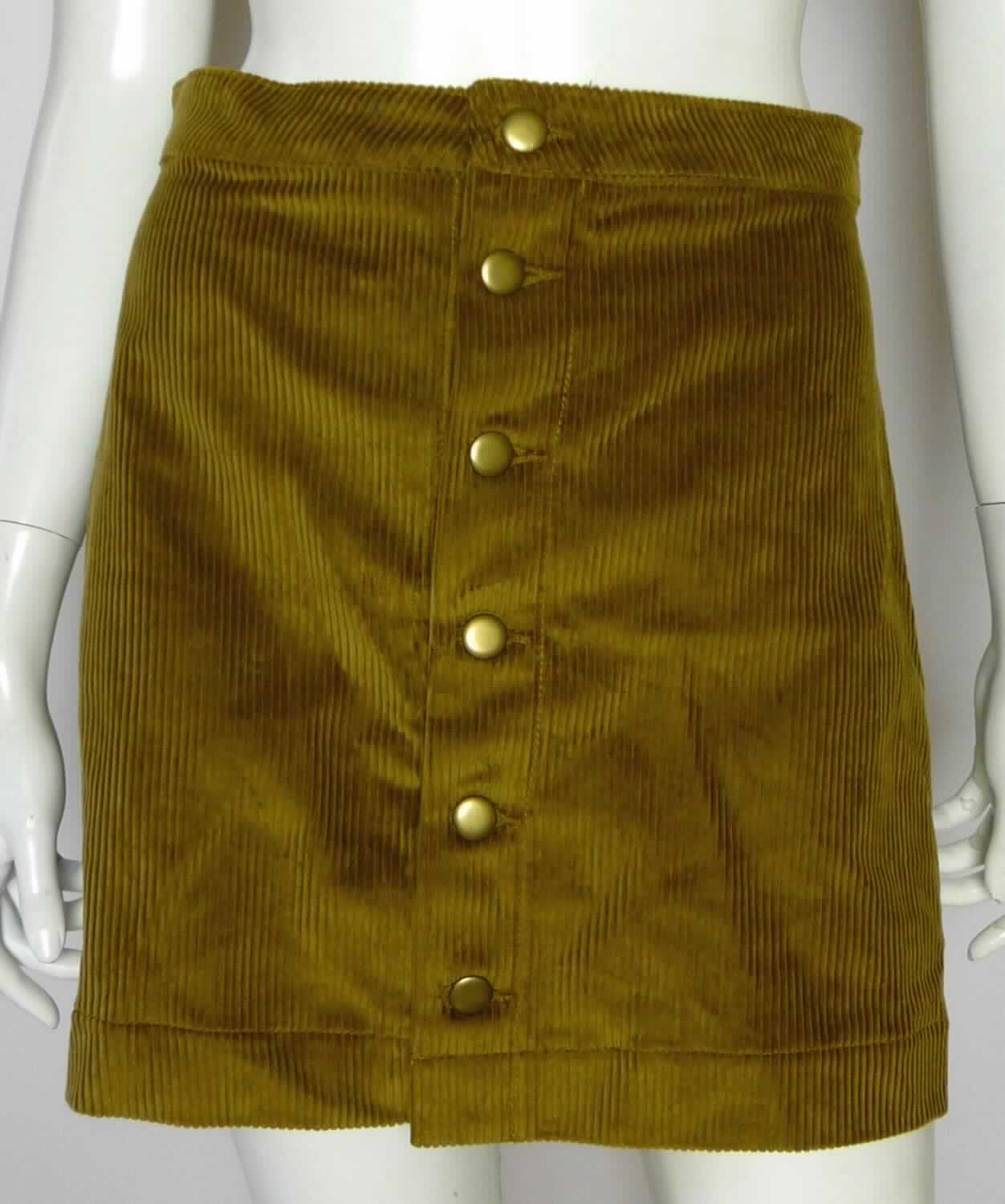Rock, sog. Woven Corduroy Skirt, Art. RSACW3114, Größe S, Foto siehe Anlage,
- aus ca. 1,3 mm dicken, einfarbigen Rippensamtgeweben aus lt. Antrag 100 % Baumwolle,
- über den Schritt reichend (Seitenlänge: ca. 40 cm),
- in der Taille abschließend, mit einem ca. 3,5 cm breiten, angesetzten Bund,
- vorn mit einer durchgehenden Öffnung mit Knopfverschluss von links über rechts; kennzeichnet sich als Rock 
  eindeutig als Kleidungsstück für Frauen,
- am unteren Rand durch Umschlagen und Festnähen gesäumt,
- kann ohne ein weiteres, den Unterkörper bedeckendes Kleidungsstück getragen werden.

"Rock, aus Geweben, für Frauen, aus Baumwolle, nicht nach dem Batikverfahren handbedruckt"