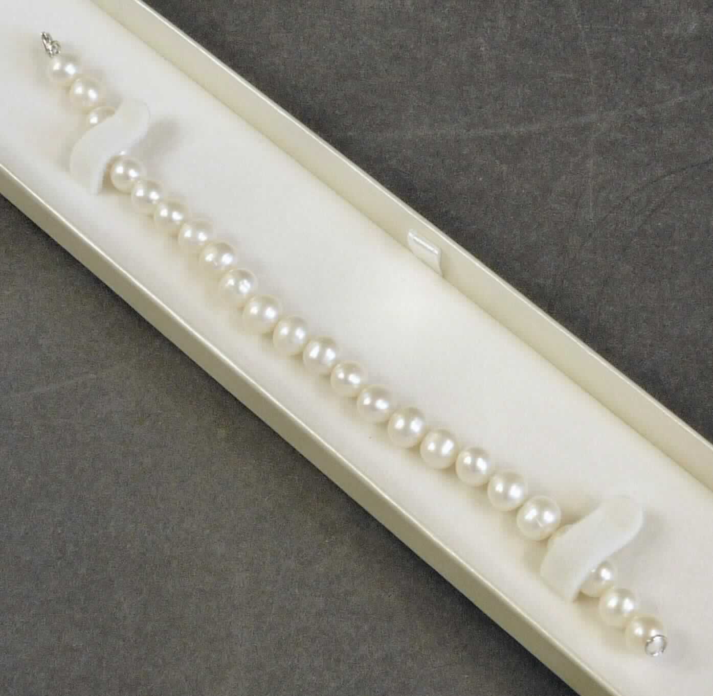 Es handelt sich um etwa 19 cm lange Armbänder, bestehend aus einem Monofil mit darauf aufgezogenen runden Süßwasserperlen und einem Karabinerhakenverschluss aus einer Silberlegierung (925er; unwesentliche Zutat). Die Erzeugnisse sind in einem einfachen Kunststoffbeutel verpackt.
- Antragstellerangaben-

Abbildung siehe Anlage.

Derartige Erzeugnisse gehören als "Waren aus echten Perlen oder Zuchtperlen" zum TARIC-Code 7116 1000 00.