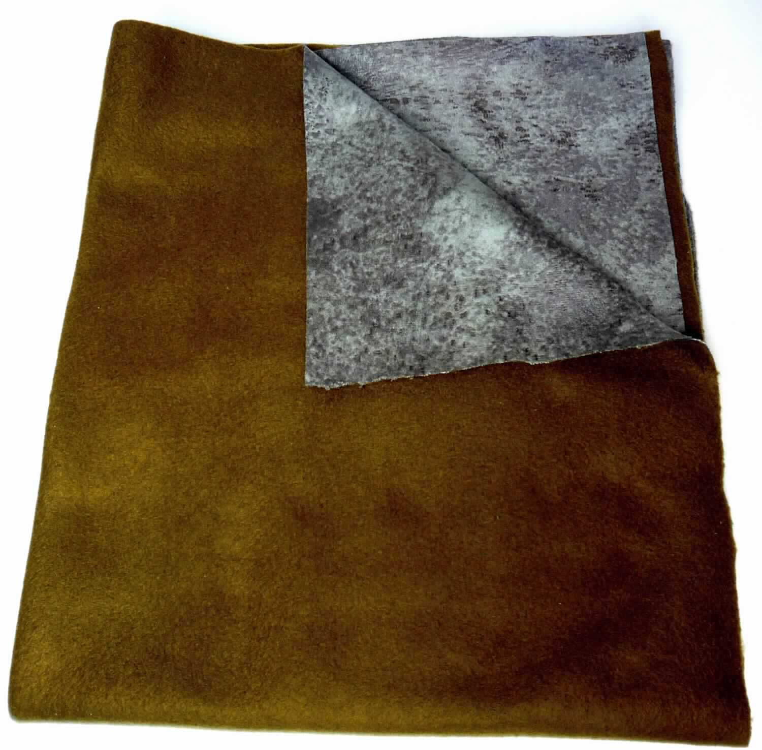 Textillaminat, sog. Saddle Möbelbezugsstoff, Foto siehe Anlage,
- als Meterware, mit einer Breite von laut Antrag 142 cm,
- laut Untersuchungsergebnis:
-- aus zwei mit ihrer ganzen Fläche aufeinander liegenden und so miteinander durch Kleben verbundenen Lagen: 
-- mit einer Oberlage (Schauseite): 
--- aus einem gerauten und bedruckten Kettengewirke aus synthetischen Chemiefasern (laut Antrag: Polyester), 
--- keine Elastomergarne oder Kautschukfäden enthaltend,
-- mit einer Unterlage:
--- aus einem gerauten und gefärbten Kuliergewirke aus synthetischen Chemiefasern (laut Antrag: Polyester),
--- keine Elastomergarne oder Kautschukfäden enthaltend,
- ohne Flor- oder Schlingenoberfläche,
- insbesondere im Hinblick auf die Verwendung verleiht das die Schauseite bildende Kettengewirke der Ware ihren
  wesentlichen Charakter.

"Kettengewirke, anderes als solche der Positionen 6001 bis 6004, aus synthetischen Chemiefasern, anderes
 als in der Unterposition 6005 35 genannte, bedruckt"