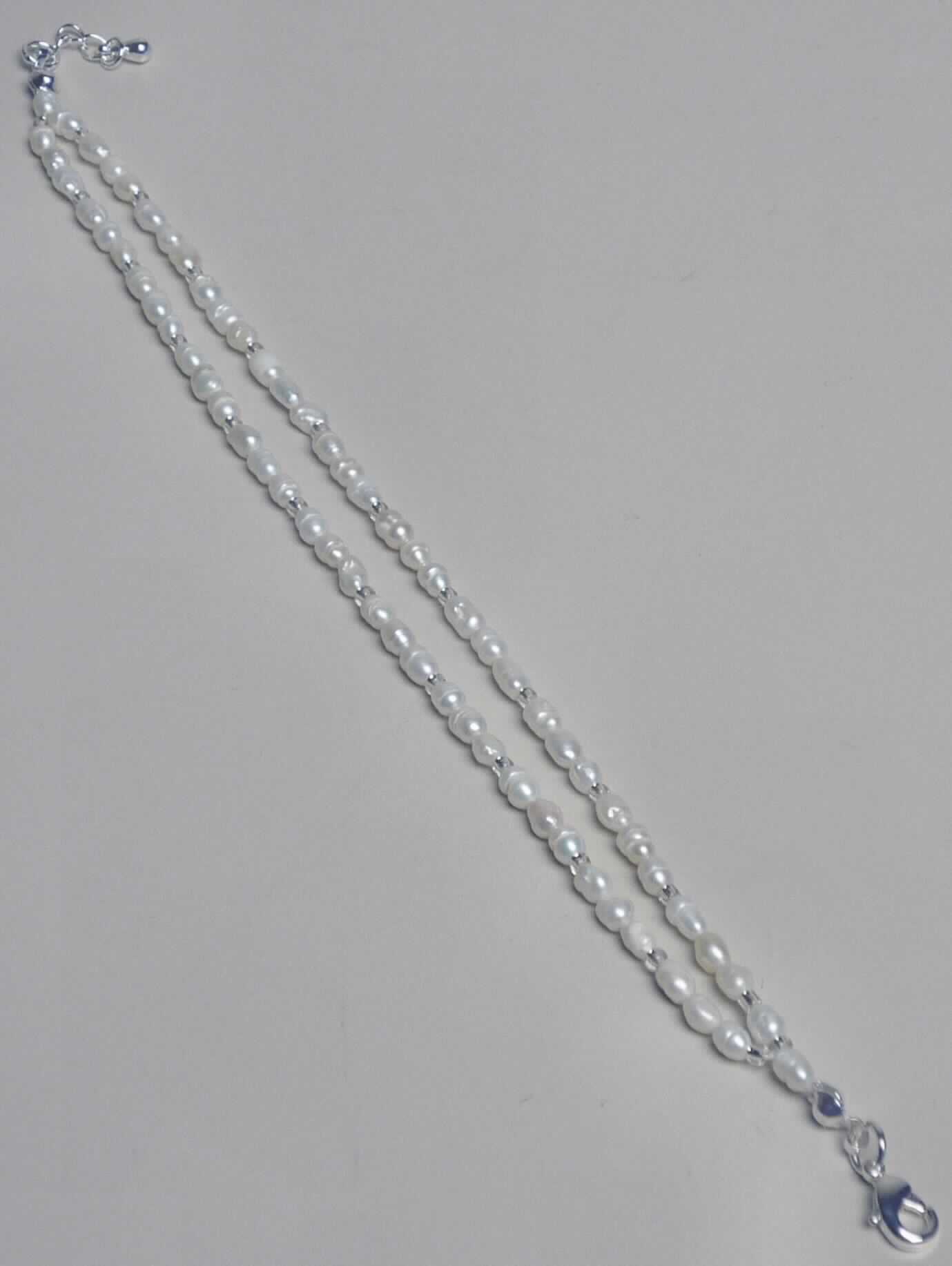 Es handelt sich um etwa 20 cm lange Armbänder, bestehend aus einem doppelt gelegten Monofil mit darauf aufgezogenen ovalen Süßwasserperlen sowie wenigen künstlichen Perlen und einem Karabinerhakenverschluss mit Verlängerungskette, je aus unedlem Metall. Die Erzeugnisse sind in einem einfachen Kunststoffbeutel verpackt.
- Antragstellerangaben -

Abbildung siehe Anlage.

Derartige Erzeugnisse gehören als "Waren aus echten Perlen oder Zuchtperlen" zum TARIC-Code 7116 1000 00.