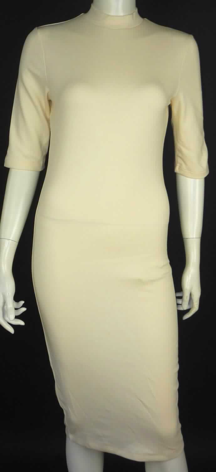 Kleid, sog. Mini Dress, Art. RSAPO3383, Größe S, Foto siehe Anlage,
- aus ca. 1 mm dicken, einfarbigen Gewirken aus laut Antrag 60 % Viskose (künstliche Chemiefasern), 
  35 % Nylon und 5 % Elasthan (beides synthetische Chemiefasern),
- über die Knie reichend (Rückenlänge: ca. 108 cm),
- mit einem Stehkragen,
- ohne Öffnung und ohne Verschluss,
- mit 3/4-langen Ärmeln,
- an den Armabschlüssen und am unteren Rand durch Umschlagen und Festnähen gesäumt,
- kann ohne ein weiteres, den Unterkörper bedeckendes Kleidungsstück getragen werden.

"Kleid, aus Gewirken, für Frauen, aus künstlichen Chemiefasern"
