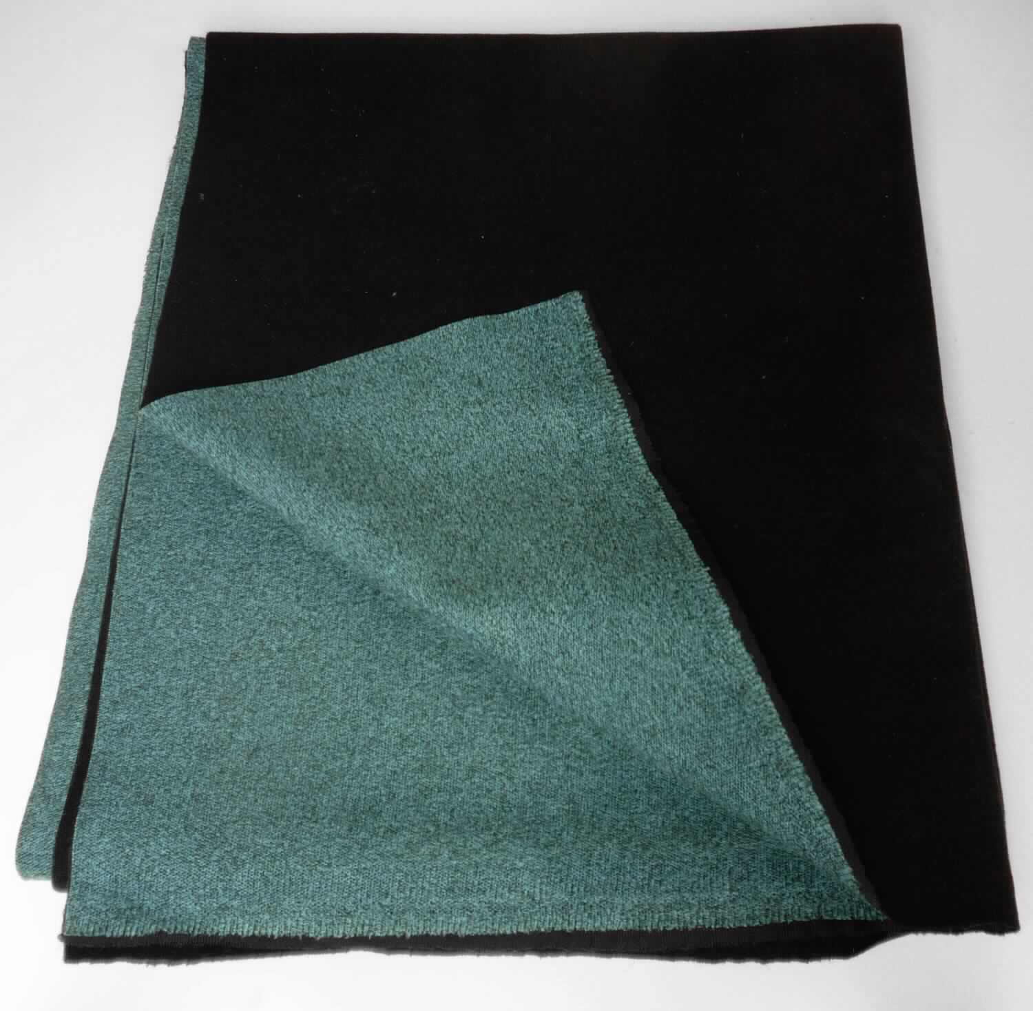 Textillaminat, sog. SmellRes Soft Möbelbezugsstoff, Foto siehe Anlage,
- als Meterware, laut Antrag mit einer Breite von 141 cm,
- laut Untersuchungsergebnis:
-- aus zwei mit ihrer ganzen Fläche aufeinanderliegenden und so miteinander durch Kleben verbundenen Lagen:
-- mit einer Oberlage (Schauseite): 
--- aus einem buntgewirkten, gerauten Kuliergewirke (melierte Garne) aus synthetischen Chemiefasern (laut 
     Antrag: Polyester),
--- keine Elastomergarne oder Kautschukfäden enthaltend,
-- mit einer Unterlage: 
--- aus einem gefärbten, gerauten Kettengewirke aus synthetischen Chemiefasern (laut Antrag: Polyester),
--- keine Elastomergarne oder Kautschukfäden enthaltend,
- ohne Flor- oder Schlingenoberfläche,
- insbesondere im Hinblick auf die Verwendung verleiht das die Schauseite bildende Kuliergewirke der Ware ihren
  wesentlichen Charakter.

"Gewirke, anderes als in den Positionen 6001 bis 6005 genannte, aus synthetischen Chemiefasern, buntgewirkt"
