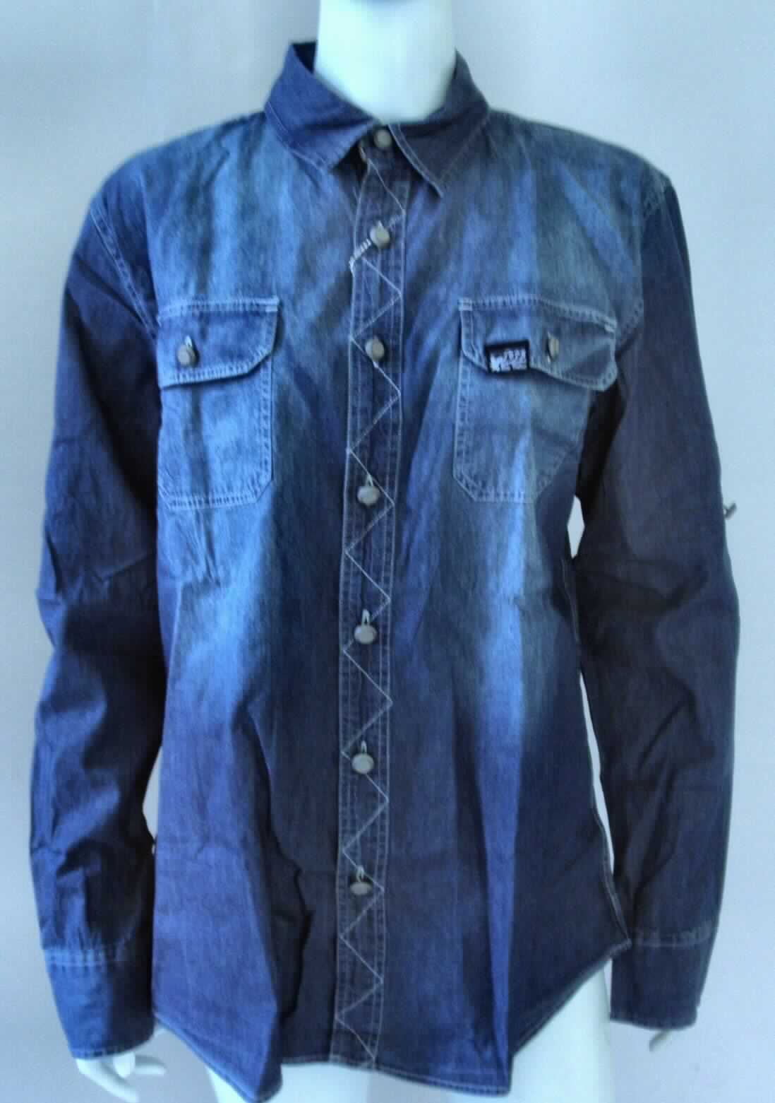 Hemd, sog. Raw Vintage Jeans Shirt, Art. 06-5007-20, Größe L, Foto siehe Anlage,
- aus ca. 0,4 mm dicken, buntgewebten Geweben aus lt. Antrag 100 % Baumwolle,
- bis zum Schritt reichend (Rückenlänge: ca. 76 cm),
- mit Umlegekragen,
- im Rücken mit Schultersattel,
- vorn mit einer durchgehenden Öffnung mit Knopfverschluss von links über rechts (Männerkleidung),
- mit langen Ärmeln mit manschettenartigen Abschlüssen; auf der Innenseite mit einem angenähten Riegel, 
  im Bereich des Oberarms mit einem Knopf zum Fixieren der aufgerollten Ärmel,
- mit zwei aufgesetzten Brusttaschen mit Patte und Knopfverschluss,
- am unteren, abgerundeten Rand durch Umschlagen und Festnähen gesäumt.

"Hemd, aus Geweben, für Männer, aus Baumwolle, nicht nach dem Batikverfahren handbedruckt"