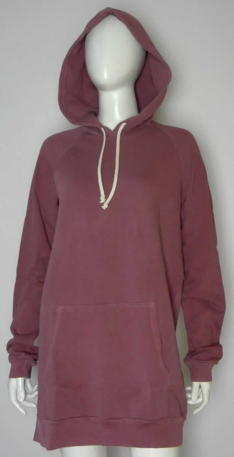 Pullover, sog. Kapuzenpulli, Art. RSAF398, Größe S, Foto siehe Anlage,
- aus ca. 1,5 mm dicken, einfarbigen Gewirken aus laut Antrag 85 % Baumwolle und 15 % Polyester (synthetische  
  Chemiefasern); u. a. aufgrund der Gewirkedicke kein Unterziehpulli,
- über den Schritt reichend (Rückenlänge: ca. 81 cm),
- mit einer Kapuze mit Kordelzug, deren Ränder vorn von links auf rechts überlappen (Männerkleidung; somit keine 
  Ware der Unterposition 6110 2099),
- ohne Öffnung und ohne Verschluss,
- mit langen Ärmeln; an den Ärmelenden mit gerippt gewirkten, verengenden Bündchen,
- vorn mit einer großen, aufgesetzten Tasche (sog. Kängurutasche) unterhalb der Taille,
- am unteren Rand mit einem angesetzten, gerippt gewirkten, leicht verengenden Bund.

"Pullover, aus Gewirken, aus Baumwolle, kein Unterziehpulli, für Männer"