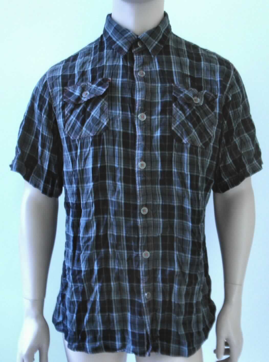Hemd, sog. Trooper Check Shirt 1/2 Arm, Art. Nr. 06-5008-13, Größe XL, Foto siehe Anlage,
- aus ca. 0,5 mm dicken, buntgewebten Geweben aus lt. Antrag 100 % Baumwolle,
- über den Schritt reichend (Rückenlänge: ca. 79 cm),
- mit Umlegekragen,
- im Rücken mit Schultersattel,
- vorn mit einer durchgehenden Öffnung mit Knopfverschluss von links über rechts (Männerkleidung),
- mit kurzen Ärmeln, 
- mit zwei aufgesetzten Brusttaschen mit Patte und Knopfverschluss,
- am unteren, leicht abgerundeten Rand durch Umschlagen und Festnähen gesäumt.

"Hemd, aus Geweben, für Männer, aus Baumwolle, nicht nach dem Batikverfahren handbedruckt"