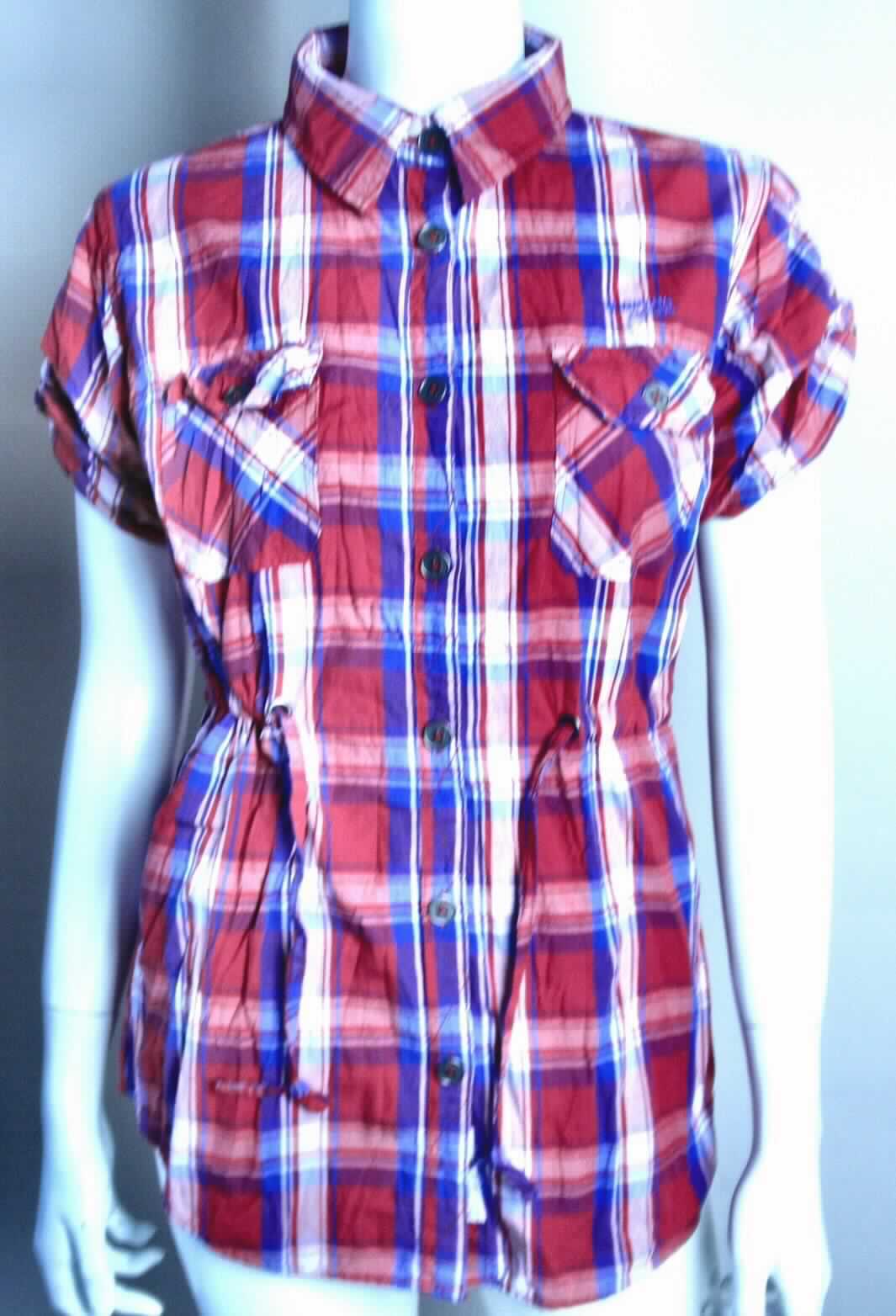 Hemdbluse, sog. Trooper Check Shirt, Art. Nr. 33-5008-10, Größe M, Foto siehe Anlage,
- aus ca. 0,4 mm dicken, buntgewebten Geweben aus lt. Antrag 100 % Baumwolle,
- über die Taille reichend (Rückenlänge: ca. 70 cm),
- mit Umlegekragen,
- im Rücken mit Schultersattel,
- vorn mit einer durchgehenden Öffnung mit Knopfverschluss von rechts über links (Frauenkleidung),
- mit kurzen Ärmeln; auf der Innenseite mit einem angenähten Riegel, im Bereich des Oberarms mit einem Knopf 
  zum Fixieren der aufgerollten Ärmel,
- mit zwei Brusttaschen mit Patte und Knopfverschluss,
- im Bereich der Taille mit einem Tunnelzug zu verengen,
- den Hemden für Männer entsprechend zugeschnitten,
- am unteren, abgerundeten Rand durch Umschlagen und Festnähen gesäumt.

"Hemdbluse, aus Geweben, für Frauen, aus Baumwolle, nicht nach dem Batikverfahren handbedruckt"