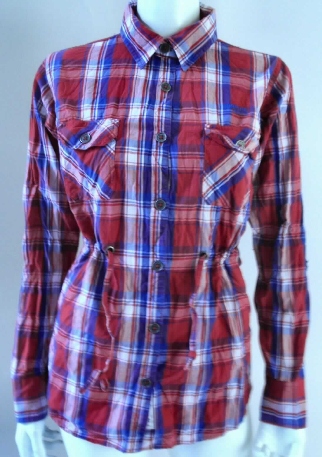 Hemdbluse, sog. Trooper Check Shirt, Art. Nr. 33-5009-10, Größe S, Foto siehe Anlage,
- aus ca. 0,4 mm dicken, buntgewebten Geweben aus lt. Antrag 100 % Baumwolle,
- über die Taille reichend (Rückenlänge: ca. 68 cm),
- mit Umlegekragen,
- im Rücken mit Schultersattel,
- vorn mit einer durchgehenden Öffnung mit Knopfverschluss von rechts über links (Frauenkleidung),
- mit langen Ärmeln mit manschettenartigen Abschlüssen; im Ellenbogenbereich mit aufgesetzten kontrastfarbenen 
  Gewebezuschnitten, 
- mit zwei Brusttaschen mit Patte und Knopfverschluss,
- im Bereich der Taille mit einem Tunnelzug zu verengen,
- den Hemden für Männer entsprechend zugeschnitten,
- am unteren, abgerundeten Rand durch Umschlagen und Festnähen gesäumt.

"Hemdbluse, aus Geweben, für Frauen, aus Baumwolle, nicht nach dem Batikverfahren handbedruckt"