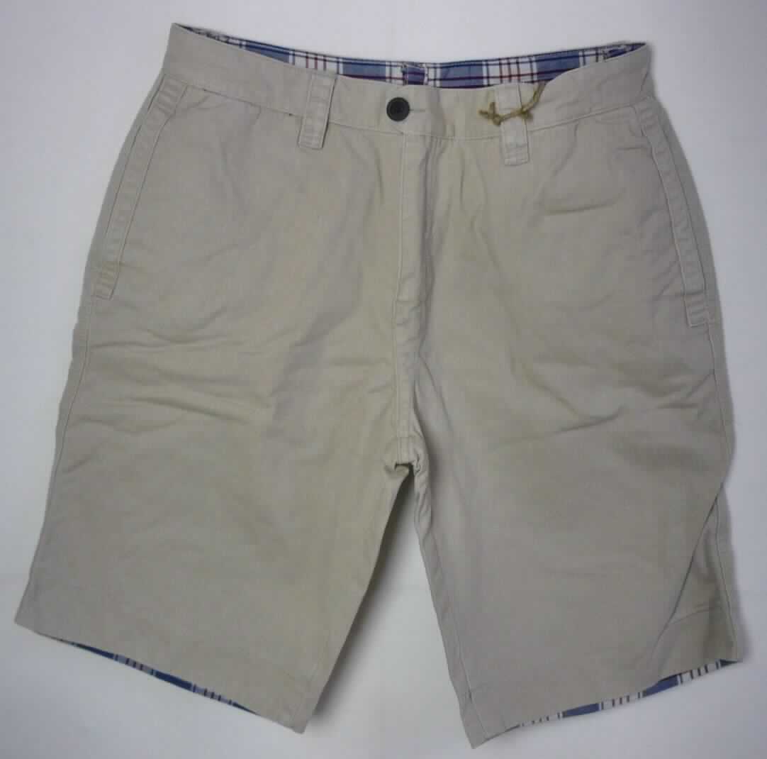 Kurze Hose, sog. Raider Vintage Shorts, Artikel # 2, Größe M, Foto siehe Anlage,
- zweilagig gearbeitet; als Wendekleidungsstück zu tragen,
- aus einfarbigen und aus buntgewebten Geweben aus laut Antrag 100 % Baumwolle, 
- in der Taille abschließend; mit einem Taillenbund mit Gürtelschlaufen,
- vorn mit einer kurzen Öffnung mit Reißverschluss, am Bund mit Knopfverschluss; in beiden
  Trageweisen mit überlappender Patte von links über rechts (Männerkleidung), 
- mit eingesetzten Taschen,   
- mit kurzen Hosenbeinen, die nicht die Knie bedecken (Seitenlänge: ca. 57 cm),
- an den Beinabschlüssen gesäumt.

"Kurze Hose, aus Geweben, für Männer, aus Baumwolle"