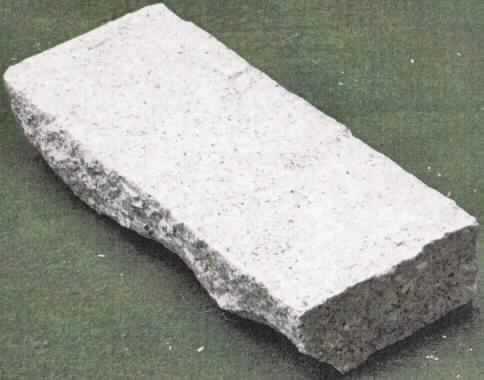 Angaben: Warenart: Mauerstein aus Granit - Bearbeitung: alle Seiten spaltrauh -
Artikelnummer, Bezeichnung, Gewicht:
5129, Mauerstein Rose 40 x 16 x 8 cm, Gewicht: 16,13 kg
6138, Mauerstein Grau 20 x 16 x 8 cm, Gewicht: 7,17 kg
6134, Mauerstein Grau 40 x 16 x 8 cm, Gewicht: 16,13 kg
5589 oder 4891, Mauerstein Grau 35 x 17 x 14 cm, Gewicht: 23,32 kg
- Verwendungszweck: für den Außenbereich

Feststellungen: Die Angaben der Antragstellerin werden als zutreffend unterstellt. 

Befund: Zolltariflich handelt es sich bei dem Artikel um Granit (roh), der Position 2516 des EZT.