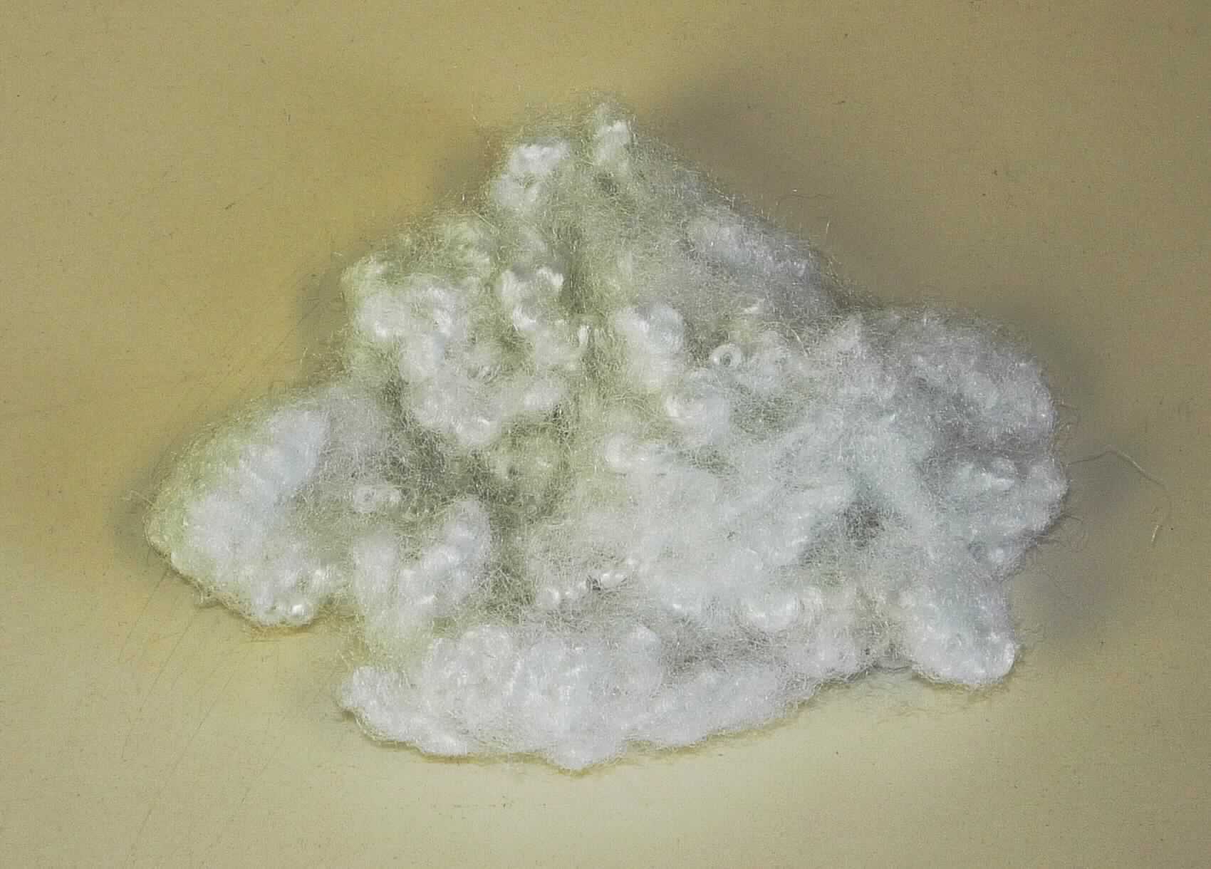 Synthetische Spinnfasern, sog. Befüllmaterial, Art. HCS1764, Foto siehe Anlage,
- aus laut Antrag 100 % Polyester,
- auf Länge geschnitten (ca. 3 cm),
- weder gekrempelt noch gekämmt, noch anders für die Spinnerei bearbeitet,
- aufgrund der Beschaffenheit keine Ware des Kapitels 39.

"Synthetische Spinnfasern, weder gekrempelt noch gekämmt noch anders für die Spinnerei bearbeitet, 
 aus Polyester"