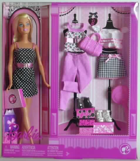Erkennbares Zubehör, hauptsächlich für Puppen, nur Nachbildungen von Menschen darstellend, bestimmt, in Form einer Warenzusammenstellung in Aufmachung für den Einzelverkauf, sog. "Barbie Doll Fashion". 

Die in einem Schaukarton für den Einzelverkauf aufgemachte Warenzusammenstellung beinhaltet
- eine ca. 30 cm große, bewegliche, mit Kleid und Absatzschuhen bekleidete, einen Papptasche tragende Puppe, eine junge Frau mit langen, blonden Haaren darstellend, und
- diverses Zubehör zu der Puppe in Form von Spinnstoffbekleidung (2 Oberteile, eine lange Hose, ein kurzer Rock), 2 Paar Schuhen aus Kunststoff und sich aufgrund der Gesamtaufmachung ebenfalls als Zubehör charakterisierenden Erzeugnissen (ca. 9 cm lange Haarbürste aus rosafarbenem Kunststoff, Handtasche aus rosafarbenem Kunststoff).
Aufgrund der Menge bestimmt das umfangreiche Zubehör den Charakter der Warenzusammenstellung. 
Das Set dient gemeinsam der spielerischen Unterhaltung von Kindern.

Ein Bild der Ware befindet sich im Internet unter:
http://ec.europa.eu/taxation_customs/dds/ebticau_de.htm.