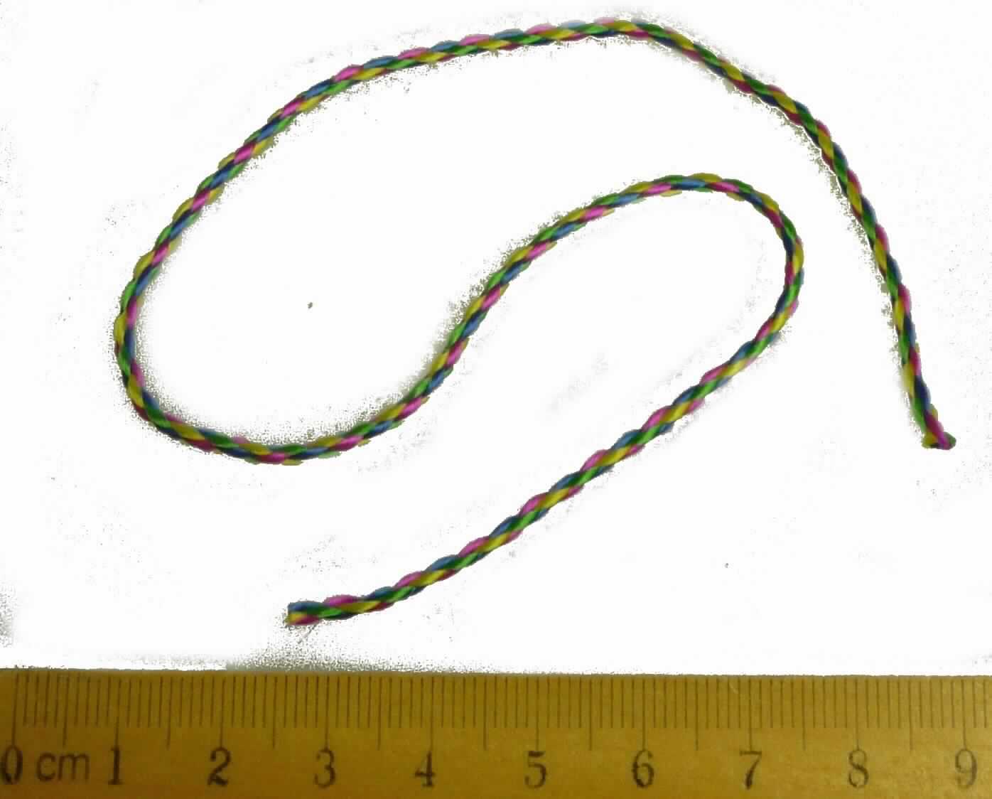 Geflecht, sog. Werbegimmick, Foto siehe Anlage,
- in einem kleinen Pergamin-Tütchen verpackt,
- mit einer Länge von ca. 30 cm,
- aus einem Geflecht aus laut Antrag Polypropylen (synthetische Chemiefasern); augenscheinlich ohne festes 
  Gefüge, somit keine Ware der Position 5607,
- an den Enden lediglich heiß geschnitten,
- soll laut Antrag als "Freundschaftsbändchen" verwendet werden; weist keine Konfektionierung auf, somit keine
  Ware der Position 6307.

"Geflecht als Meterware"