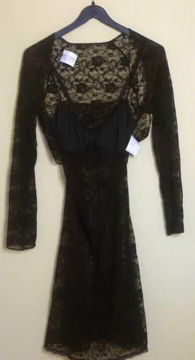 Zweiteilige Zusammenstellung, bestehend aus einem Nachthemd für Frauen und
anderer Kleidung, sog. Damen Negligee mit Bolero, Artikel Kat 1223 NANO766002,
Größe S, siehe Fotos,
- zusammen in Aufmachung für den Einzelverkauf,
- Nachthemd für Frauen:
-- aus durchbrochenen Gewirken (Raschelspitze) aus laut Antrag 90% Polyamid und
   10% Elasthan (beides synthetische Chemiefasern),
-- mit längenverstellbaren Spagettiträgern,
-- vorn mit einem V-förmigen Dekolleté; mit ausgearbeiteten Büstenteilen (erkennbar
   Frauenkleidung) aus Kuliergewirken,
-- über den halben Oberschenkel reichend (Rückenlänge: 91 cm), 
-- ohne Öffnung und ohne Verschluss,
-- am unteren Rand mit einer Borte gesäumt,
-- nach Schnitt und Ausstattung erkennbar dazu bestimmt, ausschließlich oder im
   Wesentlichen als Nachtkleidung im Bett getragen zu werden (u. a. deshalb kein Kleid
   und kein Unterkleid).
