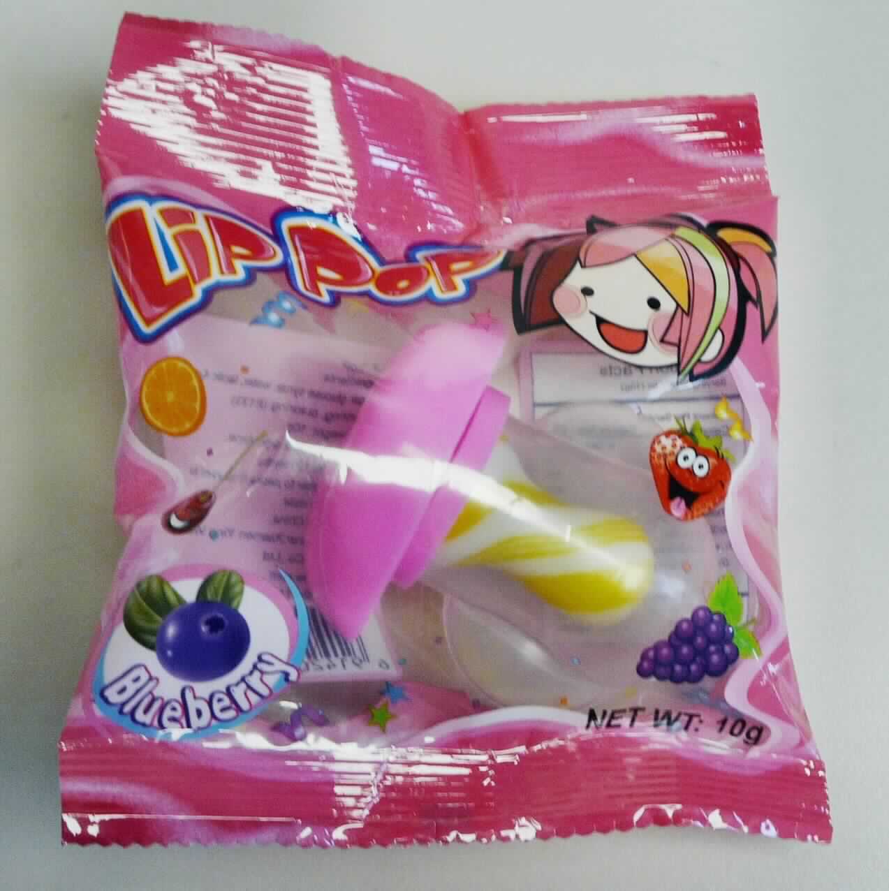 Zuckerware; Hartkaramellen.

Bei der vorliegenden Warenprobe handelt es sich um eine mehrfarbige Hartkaramelle (ca. 4 cm Länge und 2,0 cm Durchmesser) auf einer einfachen Kunststoffhalterung in Form von Lippen mit einer transparenten Kunststoffkappe. Die Halterung hat keinen weiteren Gebrauchswert. 

Nach den Angaben des Antragstellers enthält die Ware (gemäß VO (EG) Nr. 900/2008 und VO (EU) Nr. 118/2010): 
- Stärke/Glucose: 25 bis weniger als 50 GHT; 
- Saccharose/Invertzucker/Isoglucose: 30 bis weniger als 50 GHT.
Milchfett und Milchprotein werden auf Grund der Zutatenliste ausgeschlossen. 

Die Erzeugnisse sind als andere Zuckerwaren ohne Kakaogehalt, Hartkaramellen, in die Unterposition 1704 9071 der Kombinierten Nomenklatur einzureihen.