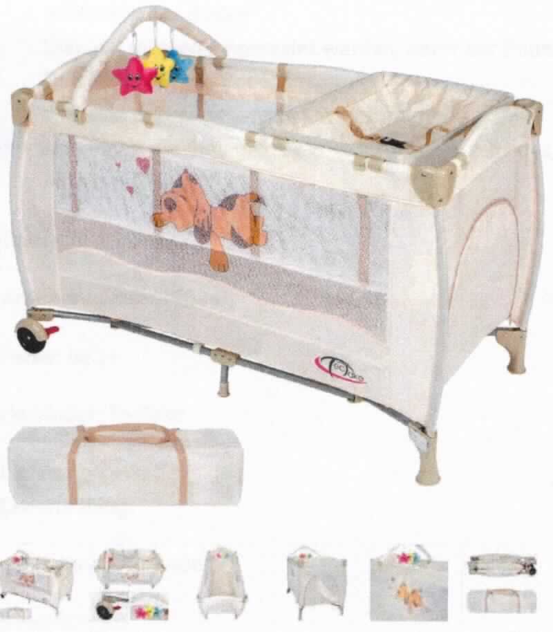 Bei der als Kinderreisebett mit Wickelauflage bezeichneten Ware handelt es sich um eine aus mehreren Bestandteilen zusammengesetzte Ware, bestehend aus einem Kleinkinderbett, einer passgenauen, gepolsterten Babybetteinlage, einer auf das Bettgestell aufgesetzten Wickelauflage und einem an dem Bettgestell angebrachten Spielbogen. Das Bett bestimmt den Charakter der zusammengesetzten Ware im Hinblick auf die Bedeutung für die Verwendung.

Das Bett besteht aus einem Gestell in Form eines Faltrahmens aus Stahlrohr, einem nicht gepolsterten Boden und Boden- und Seitenteilen aus Gewebe. Die Seitenteile sind mit großen Sichtfenstern aus Netzstoff und einem Einstieg mit Reißverschluss an der Stirnseite versehen. Zwei Bettpfosten sind mit Rollen mit integrierten Bremsen ausgestattet. Die Bettgröße beträgt 128 x 65 x 83 cm (L x B x H) im aufgeklappten Zustand. Der Charakter der aus verschiedenen Stoffen bestehenden Ware wird durch das Metall als stabilitätsverleihendes Element bestimmt.

Das zusammengeklappte Kinderbett, die aufgerollte Betteinlage, der Wickelaufsatz und der Spielbogen sind in einer speziell hergerichteten Tasche verpackt. Die Tasche befindet sich in einem Pappkarton.

Das noch nicht zusammengesetzte Erzeugnis ist als "anderes als in den Positionen 9401 und 9402 erfasstes Metallmöbel, Bett" einzureihen.