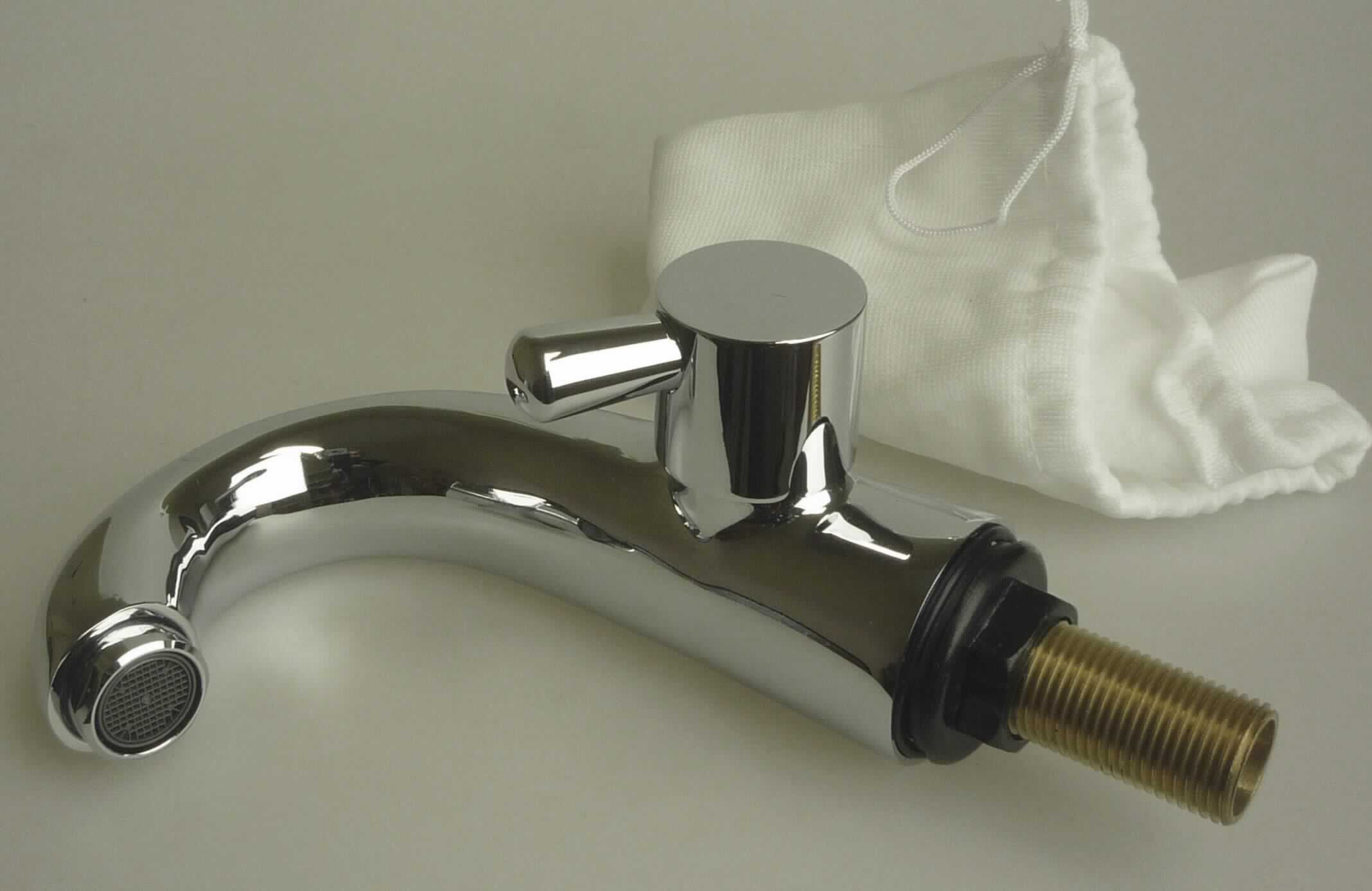 Bei der als "Promo Standventil" (Art. N78145 9) bezeichneten Ware handelt sich um eine Sanitärarmatur aus verchromten Messing mit starrem Auslauf zur Regelung der Wasserauslaufmenge durch einen drehbaren Griff. Eine Regelung der Wassertemperatur ist nicht möglich.

Die Ware ist in einem bedruckten Pappkarton verpackt und wird als "Armatur für Rohr- oder Schlauchleitungen, Sanitärarmatur, andere als Mischarmatur, nicht für bestimmte Luftfahrzeuge" eingereiht.