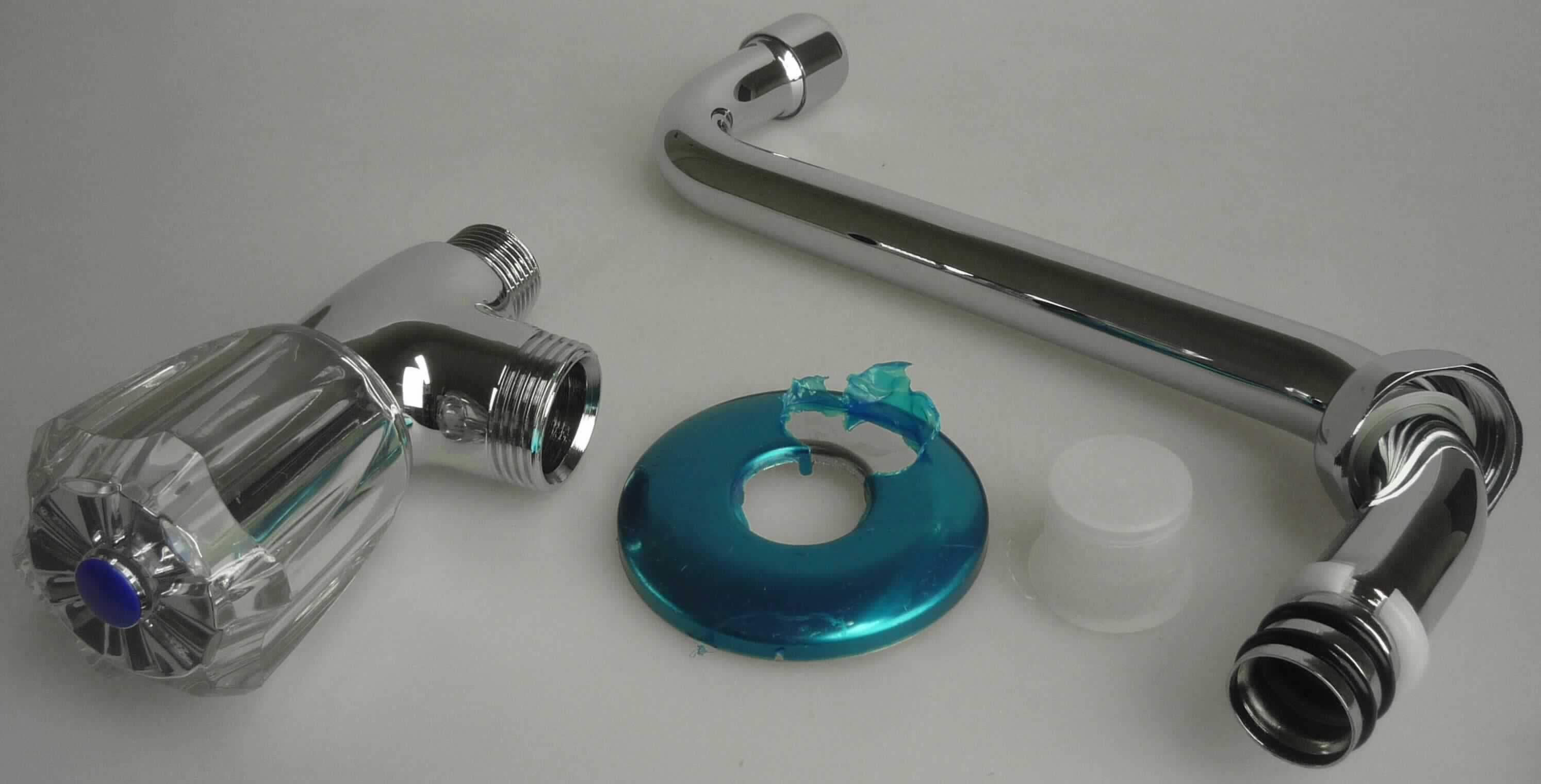 Bei der als "Vermont Wand-Schwenkventil" (Art. N78558 7) bezeichneten Ware handelt sich um eine Warenzusammenstellung in Aufmachung für den Einzelverkauf, bestehend aus einer Sanitärarmatur aus verchromtem Messing mit schwenkbarem Auslauf zur Regelung der Wasserauslaufmenge durch einen drehbaren Griff und einer Rosette aus Kunststoff zur Rohrabdeckung. Eine Regelung der Wassertemperatur durch die Sanitärarmatur ist nicht möglich. Die Sanitärarmatur ist der charakterbestimmende Bestandteil der Warenzusammenstellung im Hinblick auf die Verwendung.

Die teilweise noch nicht zusammengesetzte Ware ist in einem bedruckten Pappkarton verpackt und wird als "Armatur für Rohr- oder Schlauchleitungen, Sanitärarmatur, andere als Mischarmatur, nicht für bestimmte Luftfahrzeuge" eingereiht.