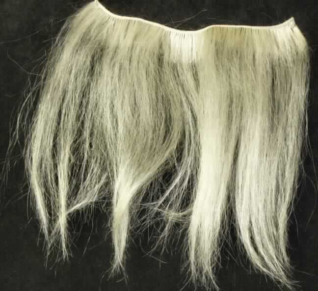 Haarsträhne (Tresse) aus Tierhaaren, sog. Maschinentresse aus Tierhaaren, Abbildung siehe Anlage,
- in Form von ca. 18,5 cm breiten Haarsträhnen, sog. Haartressen (gebrauchsfertige
  Perückenmacherware),
- aus Tierhaaren (lt. Antragsangaben)
- gleichgerichtete Tierhaare, büschelweise auf eine ca. 18,5 cm lange Schnur genäht
  (weiterbearbeitet als nur gleichgerichtet sowie in anderer Weise zugerichtet),
- mit einer Haarlänge von ca. 21 cm, 
- lt. Antragsangaben zur Herstellung von Haarteilen.


"Haarsträhne aus Tierhaaren"