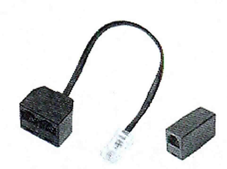 Sog. "Adapter ISDN-Zweifach Verteiler", bestehend aus einem isolierten elektrischen Kabel, an einem Ende mit einem RJ-45 Stecker und am anderen Ende mit zwei RJ-45 Buchsen in einem gemeinsamen Kunststoffgehäuse, für eine Spannung von weniger als 1000 V, zum Verbinden von Netzwerk- und Telekommunikationsgeräten, in Warenzusammenstellung mit einem sog. "Verbinder RJ-45", bestehend aus zwei RJ-45 Buchsen in einem gemeinsamen Gehäuse, zum Verbinden von zwei RJ45-Kabeln.
Das Kabel bestimmt den Charakter des Ganzen im Hinblick auf die Bedeutung für die Verwendung.

Die Ware ist als "isoliertes elektrisches Kabel, für eine Spannung von weniger als 1000 V, mit Anschlussstücken, von der für die Telekommunikation verwendeten Art" einzureihen.