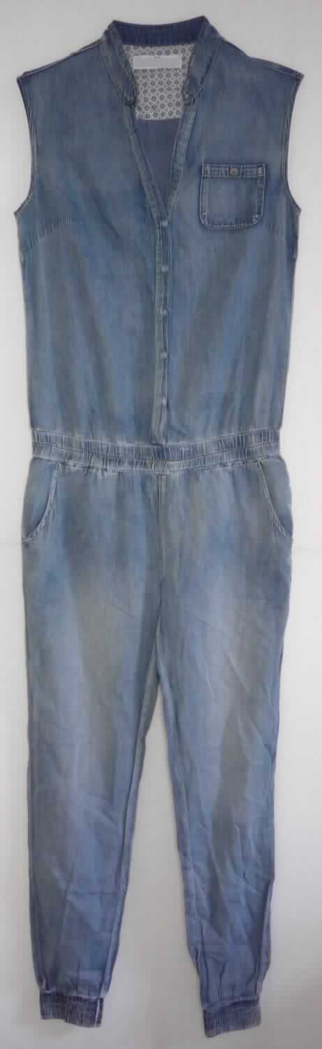 Overall, sog. Damen-Overall, Oakland Tencel, Größe S, Foto siehe Anlage,
- aus ca. 0,5 mm dicken, buntgewebten, köperbindigen Geweben aus lt. Antrag 100 % Baumwolle,
- den Rumpf und die Beine bedeckend,
- mit einem schmalen Stehkragen,
- vorn mit einer nicht durchgehenden Öffnung mit Druckknopfverschluss von rechts über links (Frauenkleidung),
- ärmellos,
- vorn mit einer aufgesetzten Tasche mit Knopfverschluss im Brustbereich,
- unterhalb der Taille elastisch verengt,
- im unteren Teil in der Art einer langen Hose gearbeitet,
- an den Beinabschlüssen mit angesetzten, verengenden, elastischen Bündchen,
- keine Arbeits- und Berufskleidung.

"Kleidung, andere als in den Positionen 6201 bis 6210 genannte, aus Geweben, andere als in den Unterpositionen
 6211 11 bis 6211 20 genannte, für Frauen, aus Baumwolle, andere als in den Unterpositionen 6211 4210 bis 
 6211 4242 genannte"