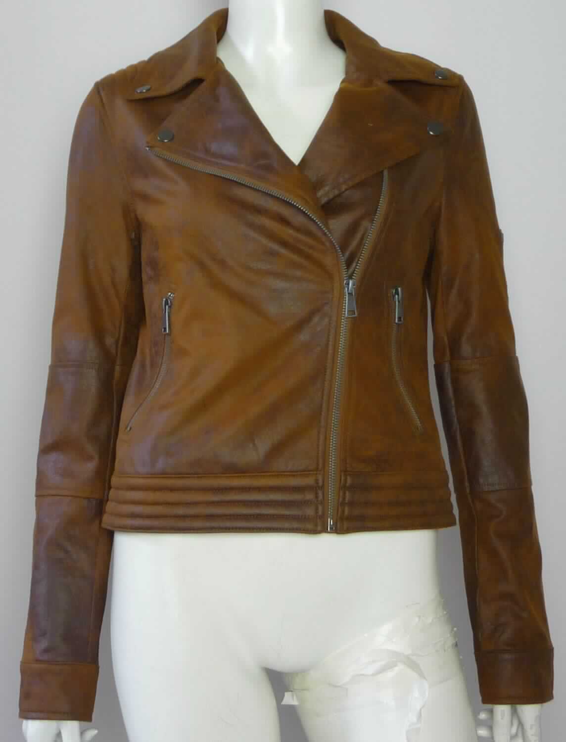 Anorakähnliches Kleidungsstück, sog. Damen-Jacke, Cambridge, Größe S, Foto siehe Anlage,
- aus ca. 0,8 mm dicken, gerauten, bedruckten Gewirken aus laut Antrag 90 % Polyester und 10 % Spandex 
  (beides synthetische Chemiefasern),
- leicht gefüttert,
- über die Taille reichend (Rückenlänge: ca. 51 cm),
- mit einem Umlegekragen,
- vorn mit einer durchgehenden, schräg verlaufenden Öffnung mit Reißverschluss; mit breitem Untertritt,
- ohne Hinweise auf den Trägerkreis (unisex),
- mit langen Ärmeln, an den Ärmelenden mit Druckknopfverschluss,
- mit zwei eingesetzten Taschen mit Reißverschluss unterhalb der Taille,
- wird im Allgemeinen über jeder anderen Kleidung und zum Schutz gegen das Wetter getragen, somit keine
  Jacke.

"Anorakähnliches Kleidungsstück, aus Gewirken, für Frauen, aus Chemiefasern"