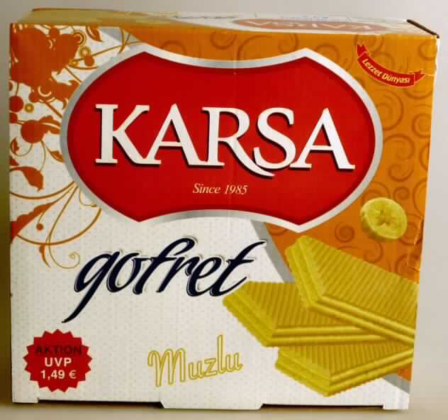 Waffeln mit Bananengeschmack

Ein Warenmuster in Originalumschließung und vertrauliche Angaben zur Zusammensetzung (siehe Feld 8) lagen vor.

Pappschachtel mit Original-Aufdruck in türkischer Sprache (Gofret Muzlu), auf der Unterseite auch mehrsprachige Warenbezeichnungen (Waffeln mit Bananengeschmack; 600 g) und Angaben zu den Zutaten. 
Im Inneren 4 unbedruckte weiße Schlauchfolienpackungen mit 8,8 cm x 2,5 cm x 1 cm großen, mit beigefarbener Fettcreme gefüllten, hellbraunen Waffeln, Geschmack süß und nach Waffeln, Fettcreme und Bananenaroma.

Wassergehalt: 10 GHT oder weniger
Milchfett*: weniger als 1,5 GHT
Milchprotein*: weniger als 2,5 GHT
Stärke/Glucose**: 25 bis weniger als 50 GHT
Saccharose/Invertzucker/Isoglucose***: 5 bis weniger als 30 GHT

*: Antragsangaben
**: festgestellt gemäß VO (EG) Nr. 900/2008, VO (EU) Nr. 118/2010
***: festgestellt gemäß VO (EG) Nr. 900/2008

Backware, Waffel mit einem Wassergehalt von 10 GHT oder weniger, nicht mit Schokolade oder kakaohaltigen Überzugsmassen überzogen oder bedeckt, nicht gesalzen