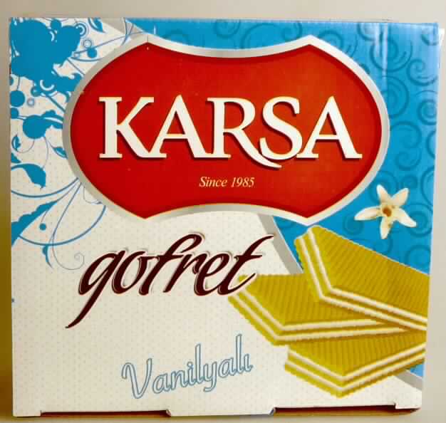 Waffeln mit Vanillegeschmack

Ein Warenmuster in Originalumschließung und vertrauliche Angaben zur Zusammensetzung (siehe Feld 8) lagen vor.

Pappschachtel mit Original-Aufdruck in türkischer Sprache (Gofret Vanilyali), auf der Unterseite auch mehrsprachige Warenbezeichnungen (Waffeln mit Vanillegeschmack; 600 g) und Angaben zu den Zutaten. 
Im Inneren 4 unbedruckte weiße Schlauchfolienpackungen mit 8,8 cm x 2,5 cm x 1 cm großen, mit beigefarbener Fettcreme gefüllten, beigefarbenen Waffeln, Geschmack süß und nach Waffeln, Fettcreme und Vanillearoma.

Wassergehalt: 10 GHT oder weniger
Milchfett*: weniger als 1,5 GHT
Milchprotein*: weniger als 2,5 GHT
Stärke/Glucose**: 25 bis weniger als 50 GHT
Saccharose/Invertzucker/Isoglucose***: 5 bis weniger als 30 GHT

*: Antragsangaben
**: festgestellt gemäß VO (EG) Nr. 900/2008, VO (EU) Nr.118/2010
***: festgestellt gemäß VO (EG) Nr. 900/2008

Backware, Waffel mit einem Wassergehalt von 10 GHT oder weniger, nicht mit Schokolade oder kakaohaltigen Überzugsmassen überzogen oder bedeckt, nicht gesalzen