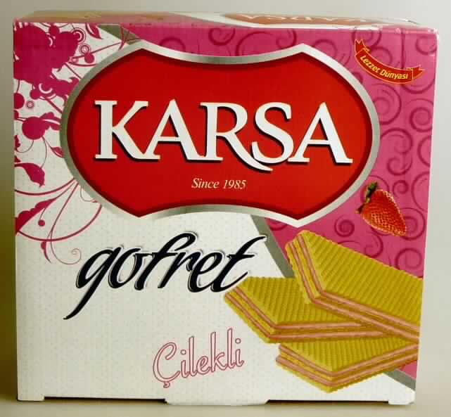 Waffeln mit Erdbeergeschmack

Ein Warenmuster in Originalumschließung und vertrauliche Angaben zur Zusammensetzung (siehe Feld 8) lagen vor.

Pappschachtel mit Original-Aufdruck in türkischer Sprache (Gofret Cilekli), auf der Unterseite auch mehrsprachige Warenbezeichnungen (Waffeln mit Erdbeergeschmack; 600 g) und Angaben zu den Zutaten. 
Im Inneren 4 unbedruckte weiße Schlauchfolienpackungen mit 8,8 cm x 2,5 cm x 1 cm großen, mit rosafarbener Fettcreme gefüllten, beigefarbenen Waffeln, Geschmack süß und nach Waffeln, Fettcreme und Erdbeeraroma.

Wassergehalt: 10 GHT oder weniger
Milchfett*: weniger als 1,5 GHT
Milchprotein*: weniger als 2,5 GHT
Stärke/Glucose**: 25 bis weniger als 50 GHT
Saccharose/Invertzucker/Isoglucose***: 5 bis weniger als 30 GHT

*: Antragsangaben
**: festgestellt gemäß VO (EG) Nr. 900/2008, VO (EU) Nr. 118/2010
***: festgestellt gemäß VO (EG) Nr. 900/2008

Backware, Waffel mit einem Wassergehalt von 10 GHT oder weniger, nicht mit Schokolade oder kakaohaltigen Überzugsmassen überzogen oder bedeckt, nicht gesalzen