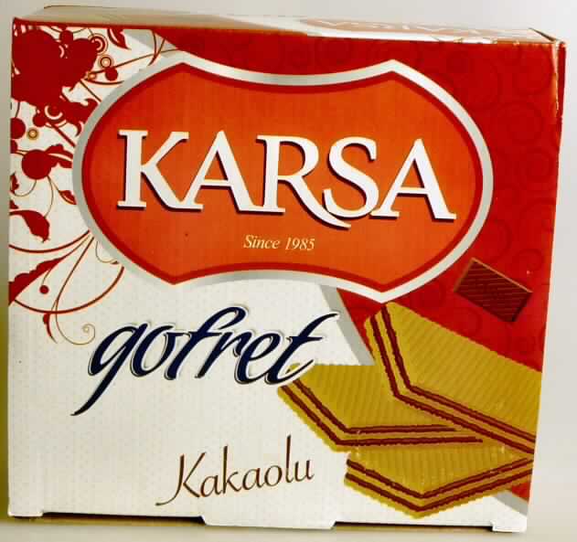 Waffeln mit Kakao

Ein Warenmuster in Originalumschließung und vertrauliche Angaben zur Zusammensetzung (siehe Feld 8) lagen vor.

Pappschachtel mit Original-Aufdruck in türkischer Sprache (Gofret Kakaolu), auf der Unterseite auch mehrsprachige Warenbezeichnungen (Waffeln mit Kakao; 600 g) und Angaben zu den Zutaten. 
Im Inneren 4 unbedruckte weiße Schlauchfolienpackungen mit 8,8 cm x 2,5 cm x 1 cm großen, mit kakaobrauner Fettcreme gefüllten, braunen Waffeln, Geschmack süß und nach Waffeln, Fettcreme und Kakao.

Wassergehalt: 10 GHT oder weniger
Milchfett*: weniger als 1,5 GHT
Milchprotein*: weniger als 2,5 GHT
Stärke/Glucose**: 25 bis weniger als 50 GHT
Saccharose/Invertzucker/Isoglucose***: 5 bis weniger als 30 GHT

*: Antragsangaben
**: festgestellt gemäß VO (EG) Nr. 900/2008, VO (EU) Nr. 118/2010
***: festgestellt gemäß VO (EG) Nr. 900/2008

Backware, Waffel mit einem Wassergehalt von 10 GHT oder weniger, nicht mit Schokolade oder kakaohaltigen Überzugsmassen überzogen oder bedeckt, nicht gesalzen