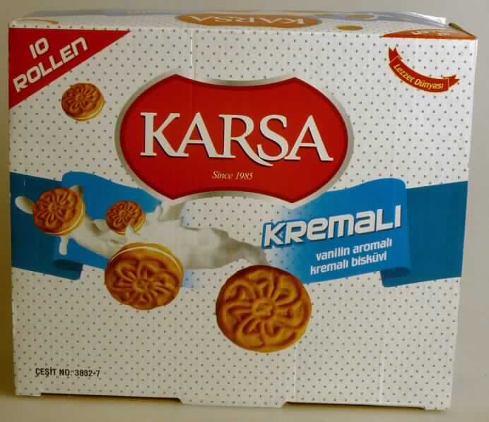 Doppelkeks mit Vanillegeschmack

Vertrauliche Angaben (s. Feld 8) zur Zusammensetzung und ein Warenmuster lagen vor.

Pappschachtel mit Original-Aufdruck in überwiegend türkischer Sprache (Kremali - vanilin aromali kremali bisküvi), auf der Unterseite auch mehrsprachige Warenbezeichnungen (Doppelkekse mit Cremefüllung Vanillegeschmack; 600 g) und Angaben zu den Zutaten. Im Inneren 10 unbedruckte weiße Schlauchfolienpackungen mit hellbraunen, mit weißer Fettcreme gefüllten Doppelkeksen (Durchmesser 3,5 cm) mit Blütenmuster, Geschmack süß und nach Keks, Fettcreme und Vanillearoma.

Wassergehalt im Keksanteil*: 12 GHT oder weniger
Fettgehalt im Keksanteil*: 35 GHT oder weniger 
Stärke/Glucose**: 25 bis weniger als 50 GHT
Saccharose/Invertzucker/Isoglucose***: 5 bis weniger als 30 GHT
Milchfett*: weniger als 1,5 GHT
Milchprotein*: weniger als 2,5 GHT

* : berechnet aus den Rezepturangaben
**: festgestellt gem. VO (EG) Nr. 900/2008, VO (EU) Nr. 118/2010
***: festgestellt gemäß VO (EG) Nr. 900/2008

Backware, Kekse gesüßt, ohne kakaohaltigen Überzug, mit einem Gehalt an Milchfett von weniger als 8 GHT, Doppelkeks