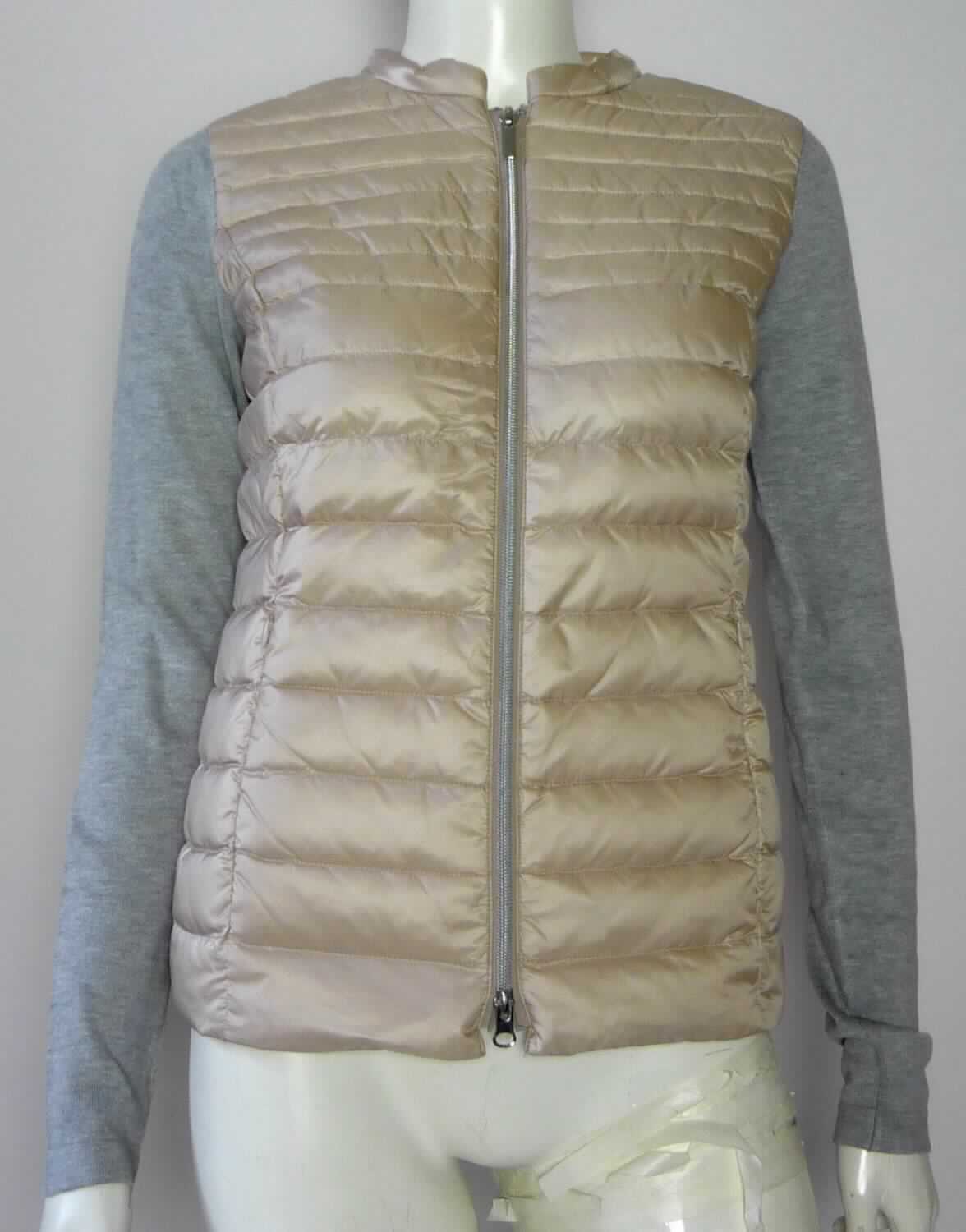 Jacke, Größe 36, Foto siehe Anlage,
- mit einem dreilagig gearbeiteten Vorderteil mit einer Außen- und einer Innenlage aus ca. 0,1 mm dicken, 
  einfarbigen Geweben aus laut Antrag 100 % Polyamid (synthetische Chemiefasern) und einer Zwischenlage 
  aus Daunen, die Lagen wurden augenscheinlich vor dem Zuschneiden durch Steppen abgeteilt und 
  zusammengenäht (Meterware der Position 5811); mit einem Rückenteil und Ärmeln aus ca. 1,1 mm dicken, 
  buntgewirkten Gewirken (melierte Garne) aus laut Antrag 70 % Viskose (künstliche Chemiefasern) und 30 % 
  Polyamid,
- im Vorderteil gefüttert,
- über die Taille reichend (Rückenlänge: ca. 56 cm),
- mit einem runden Halsausschnitt,
- vorn mit einer durchgehenden Öffnung mit Reißverschluss; ohne Hinweise auf den Trägerkreis (unisex),
- mit langen Ärmeln,
- vorn mit zwei eingesetzten Taschen mit Reißverschluss unterhalb der Taille, 
- in Bahnen gearbeitet,
- keine Arbeits- und Berufskleidung,
- stellt sich aufgrund des Schnitts und der Ausstattung als Jacke dar, u. a. somit keine Ware der Position 6110,
- wird im Allgemeinen nicht über jeder anderen Kleidung und zum Schutz gegen das Wetter getragen, somit keine
  Ware der Position 6202,
- im Hinblick auf den Umfang überwiegen die Gewirke, hinsichtlich des äußeren Erscheinungsbildes herrschen 
  die Gewebe vor, somit verleiht keines der beiden Flächenerzeugnisse der Ware ihren wesentlichen Charakter 
  und sie ist der von den gleichermaßen in Betracht kommenden Positionen (6104 / 6204) in der Nomenklatur
  zuletzt genannten zuzuweisen.

"Jacke, aus Geweben, für Frauen, aus synthetischen Chemiefasern, keine Arbeits- und Berufskleidung"