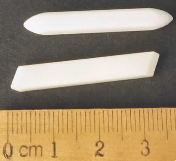 Es handelt sich um Teile eines Makierstiftes in Form einer porösen Spitze aus
miteinander verfilzten Kunststofffasern (aus Polyester, laut Herstellerangaben) ohne
Innenkanal für einen Markierstift in zwei Ausführungen:
- quadratischer Querschnitt und an beiden Enden leicht zugespitzt mit den Maßen 35 x 4,5
  mm (L x B),
- rechteckiger Querschnitt und an beiden Enden rautenförmig zugeschnitten mit den Maßen
  34,8 x 5,5 x 3,5 mm (L x B x H).

Die Waren sind als "Teile von Markierstiften, poröse Spitzen für Markierstifte, ohne
Innenkanal" einzureihen.